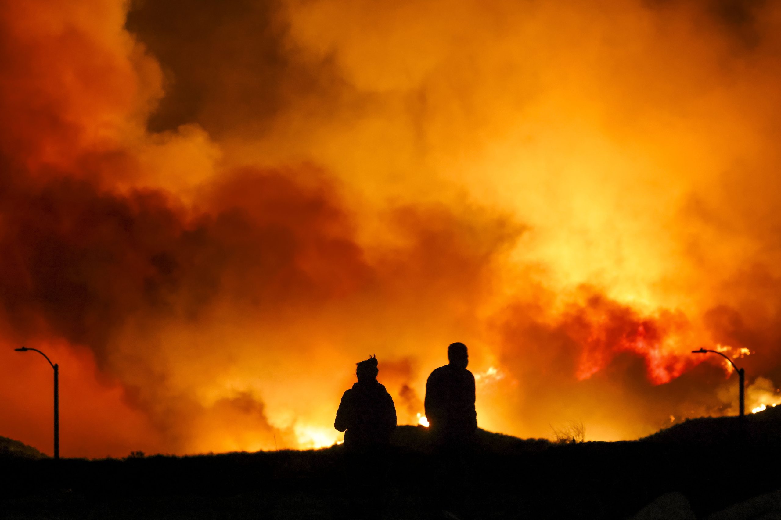 Bombeiros detidos durante combate a incêndio em Washington