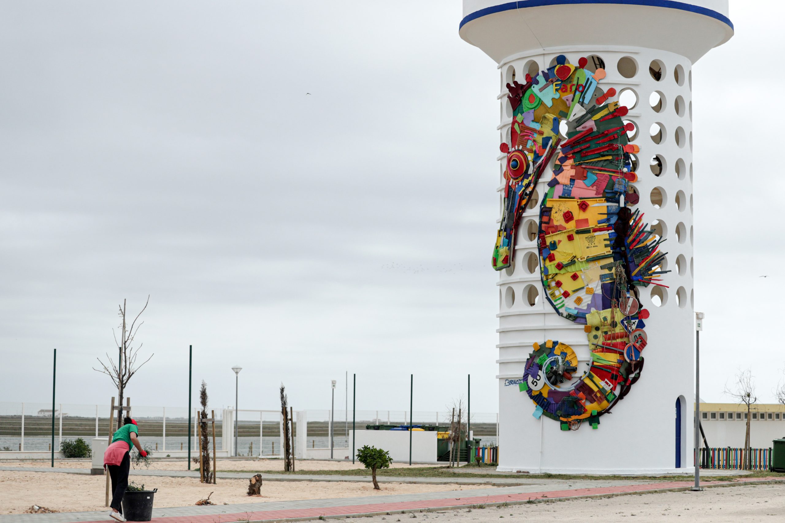 Obras de Bordalo II em Faro alertam para preservação de cavalos-marinhos da Ria Formosa