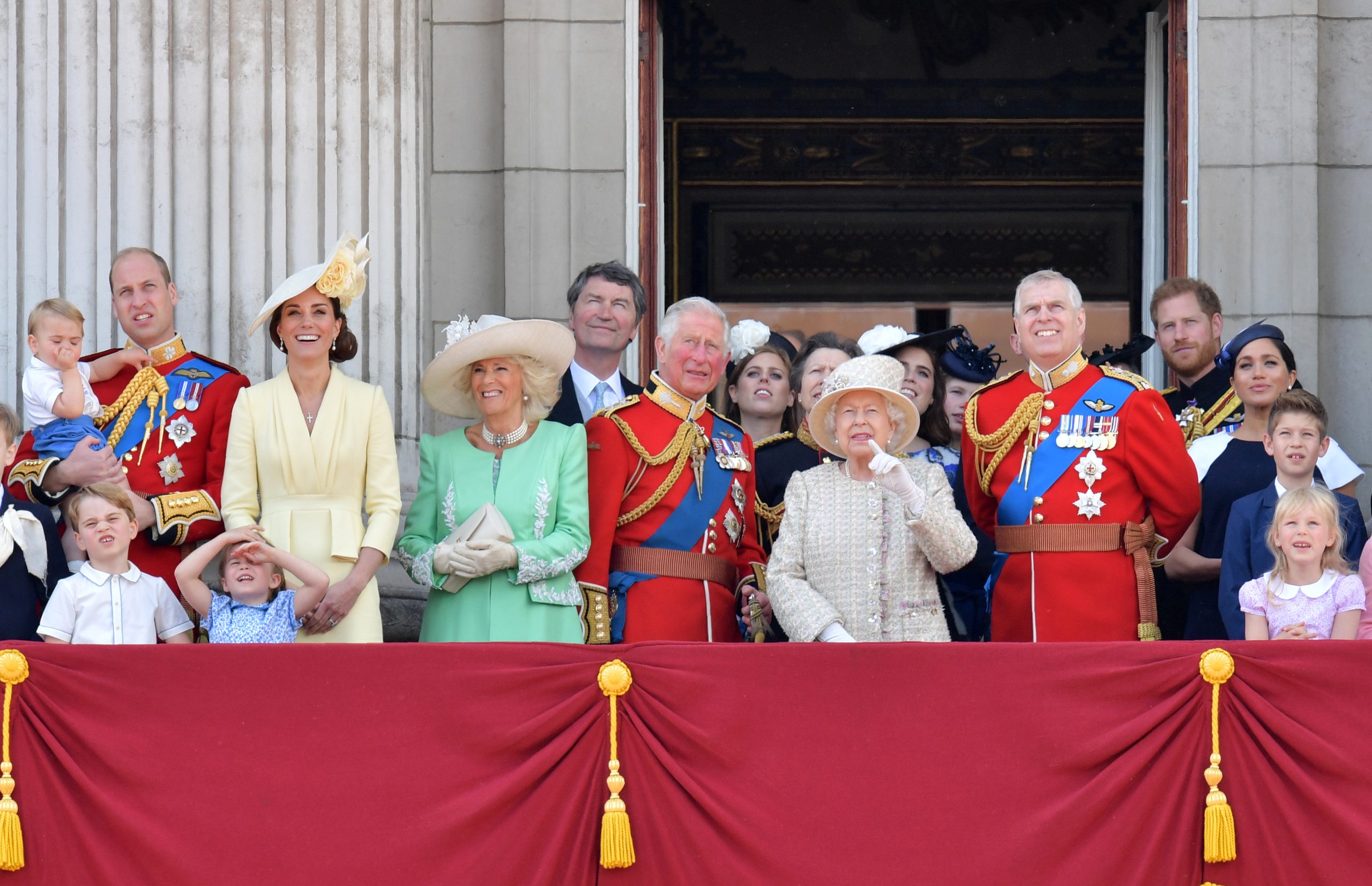 Londres sai à rua para ver a cerimónia de celebração do aniversário da rainha