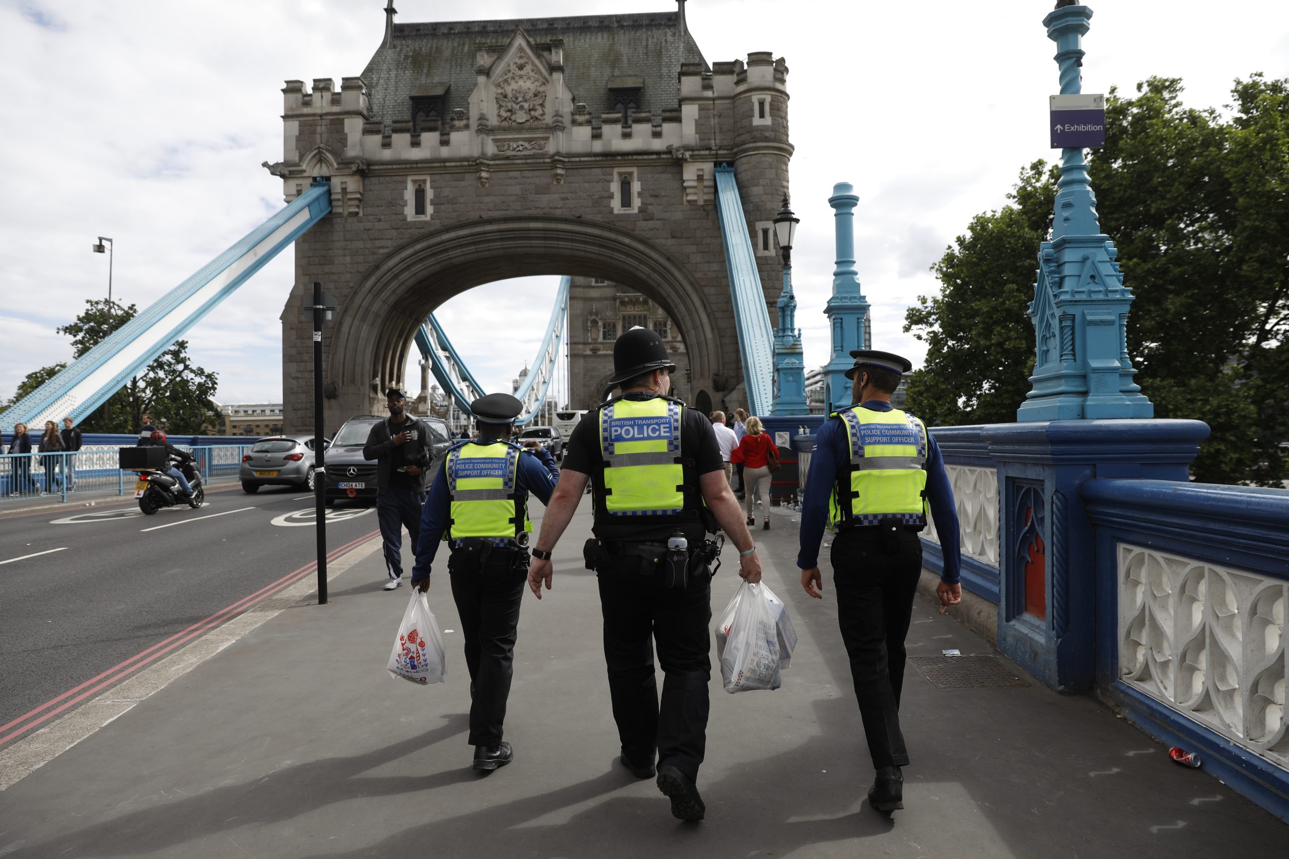Barreiras de proteção instaladas em várias pontes em Londres