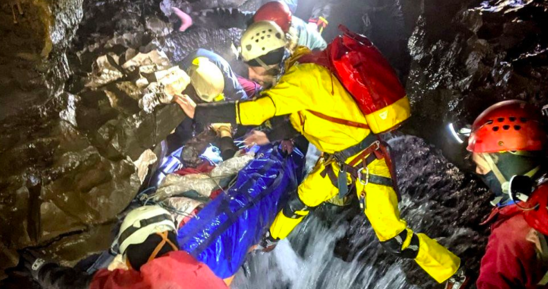 Depois de dois dias preso numa caverna a 300 metros de profundidade, homem foi resgatado com vida no País de Gales