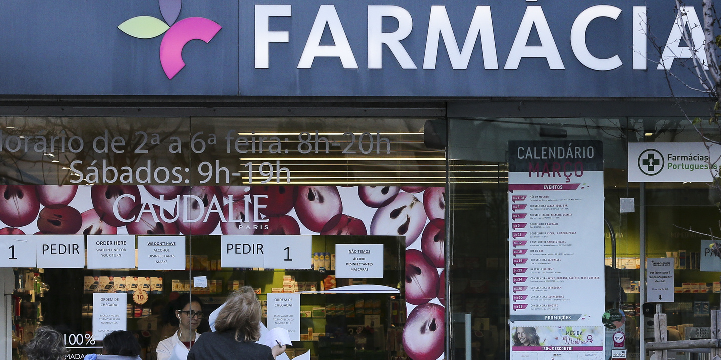 Pagamento de vacinas covid-19 às farmácias serviria para contratar 600 enfermeiros, afirma Associação