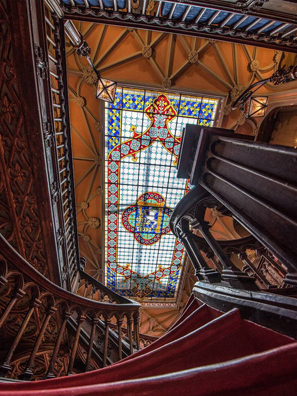 Rebentamento de esgoto condiciona entrada da livraria Lello no Porto
