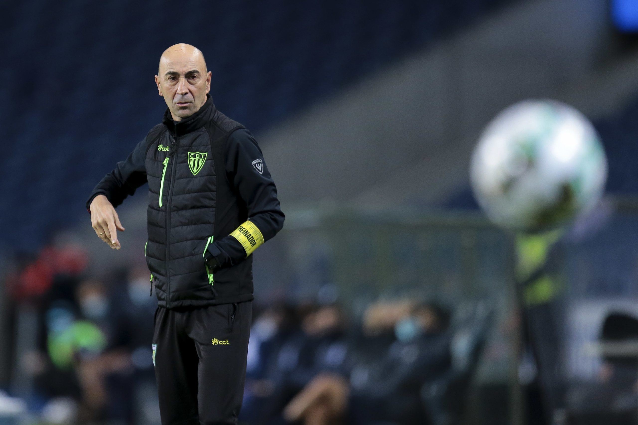 Treinador do Tondela quer que jogadores aproveitem debilidades do Benfica