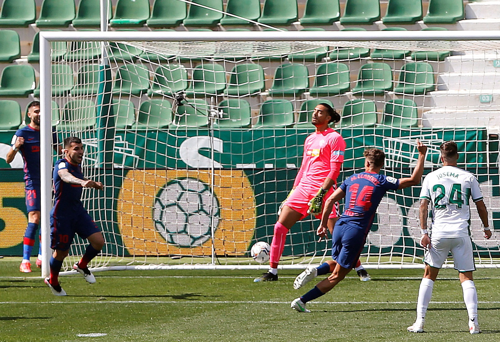 Atlético de Madrid vence e segura liderança da liga espanhola