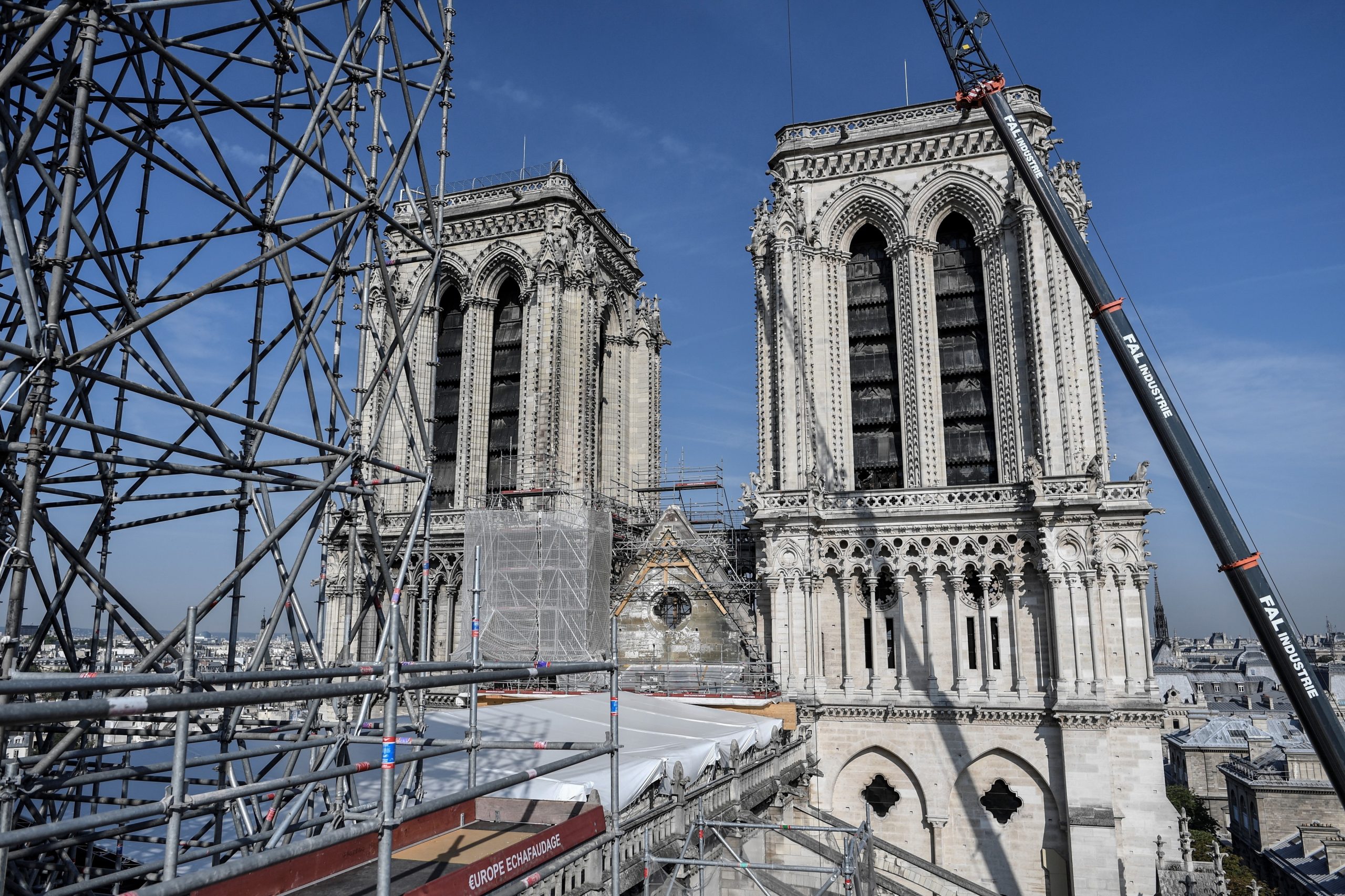 Paris fecha escolas próximas de Notre-Dame devido a alta concentração de chumbo