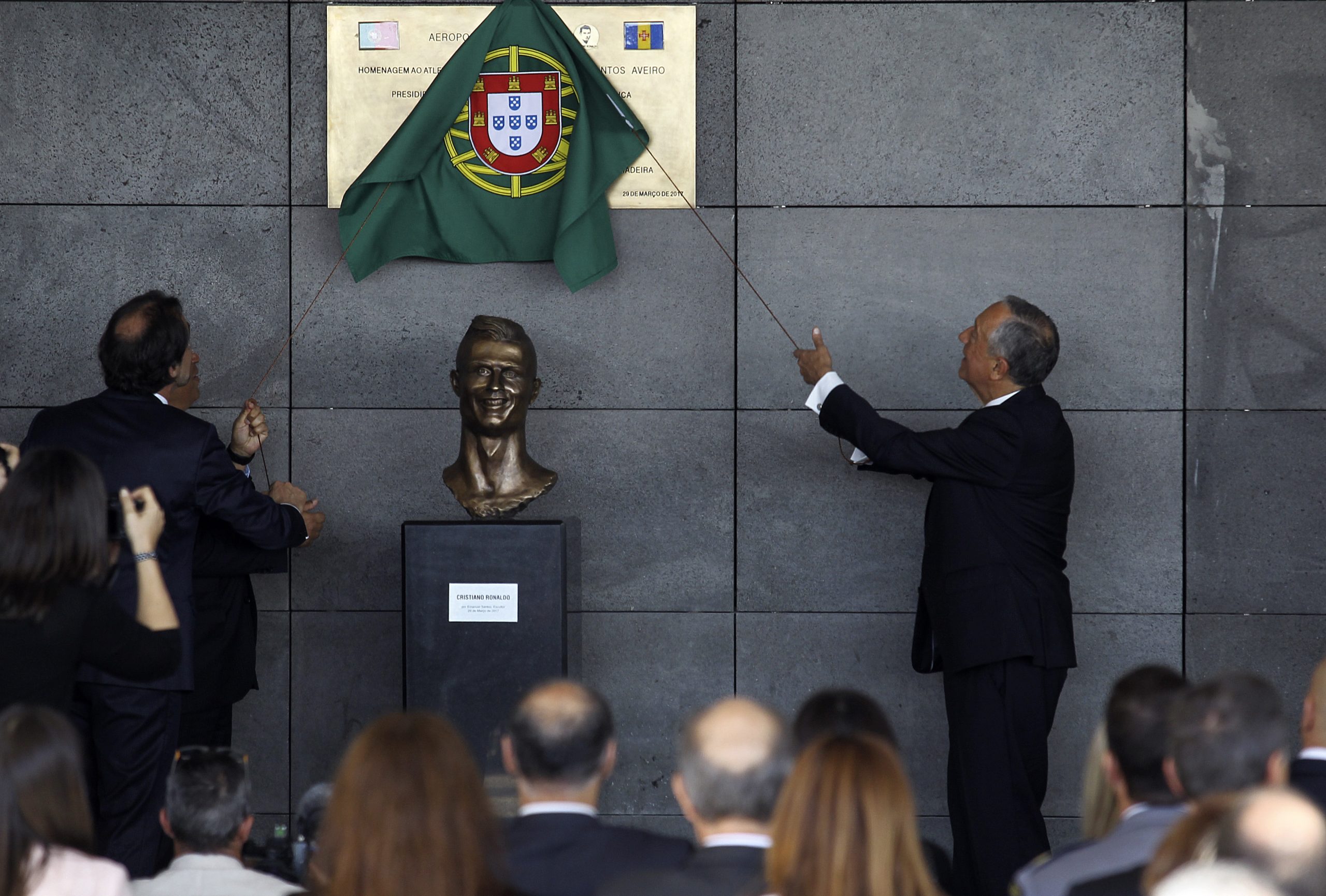 Autor do busto de Ronaldo está satisfeito com a peça e lembra que é autodidata
