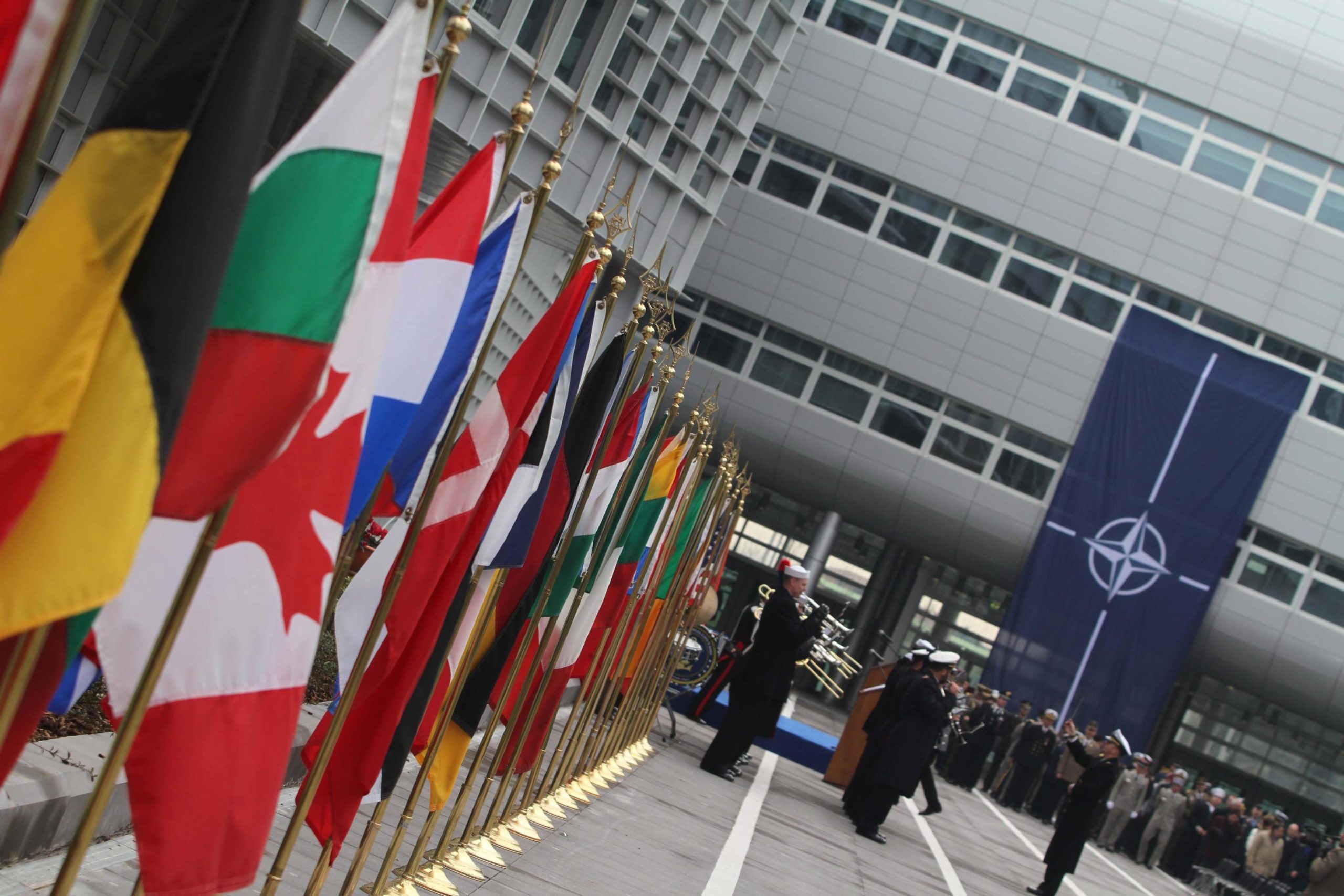 Ministros dos Negócios Estrangeiros da NATO reúnem-se em Bruxelas no dia em que a Finlândia se junta à Aliança