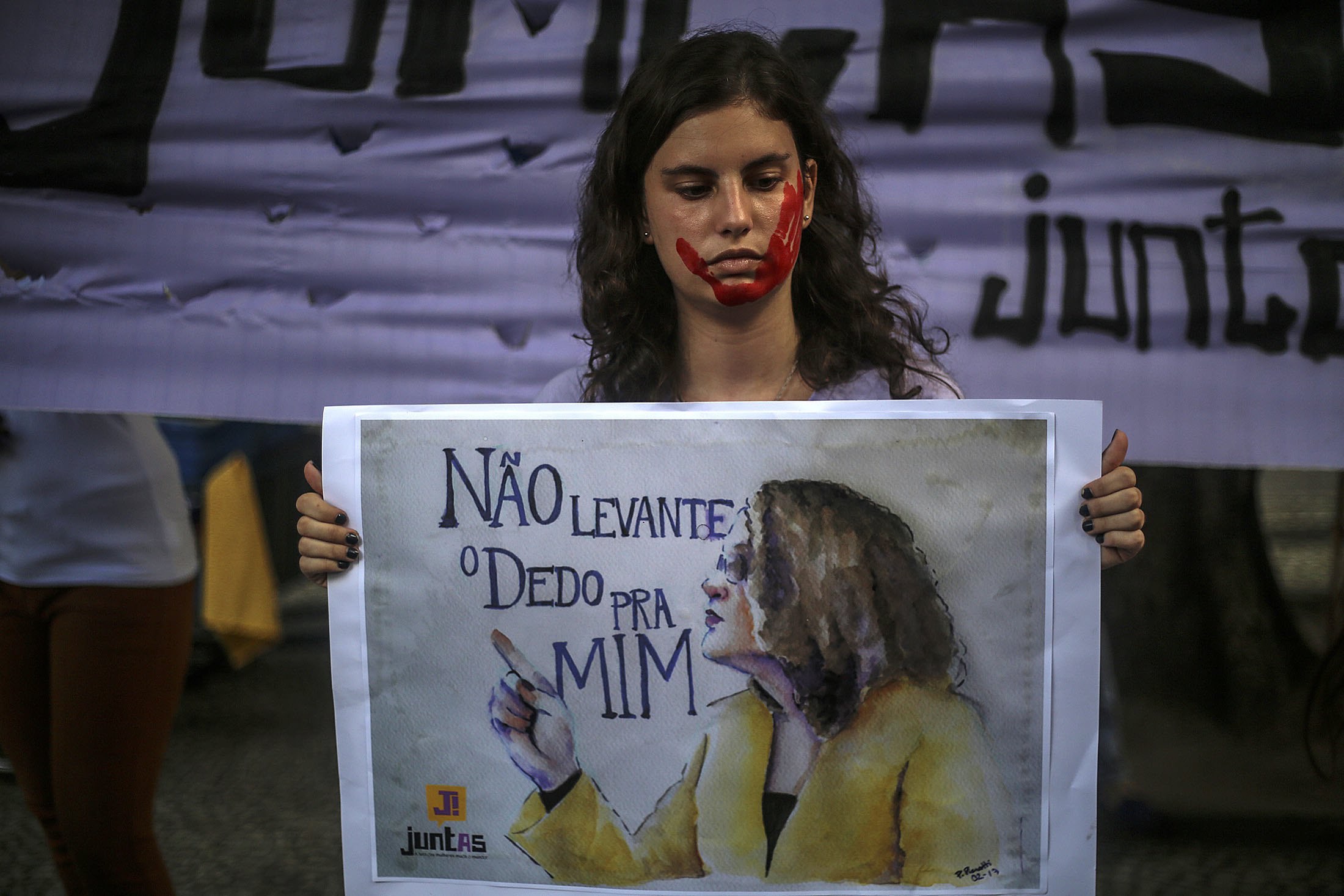 “Não tenha medo. Vá à delegacia e denuncie”. Lei Maria da Penha completa 11 anos no Brasil