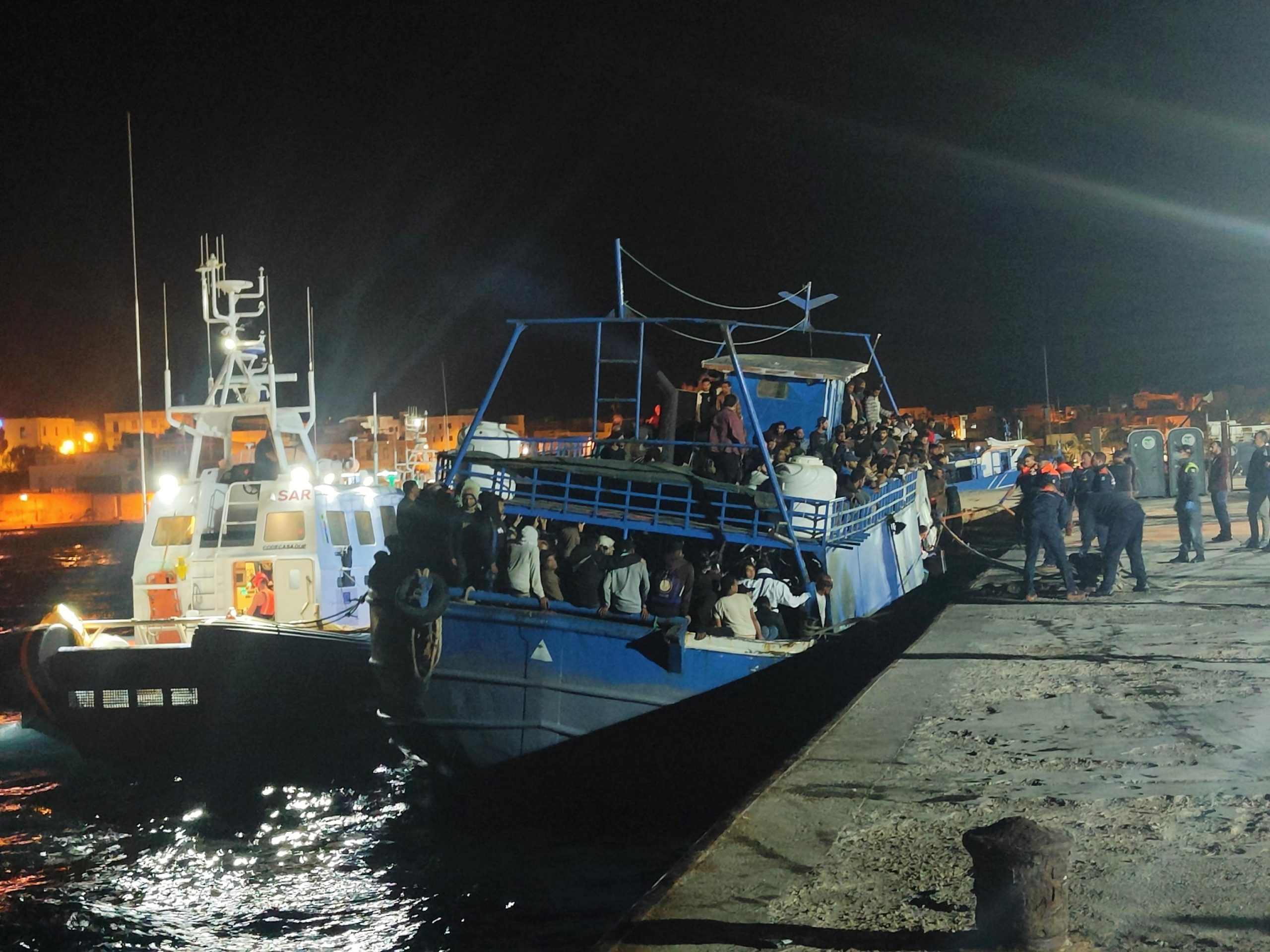 Pesqueiro com 531 migrantes chega a Lampedusa