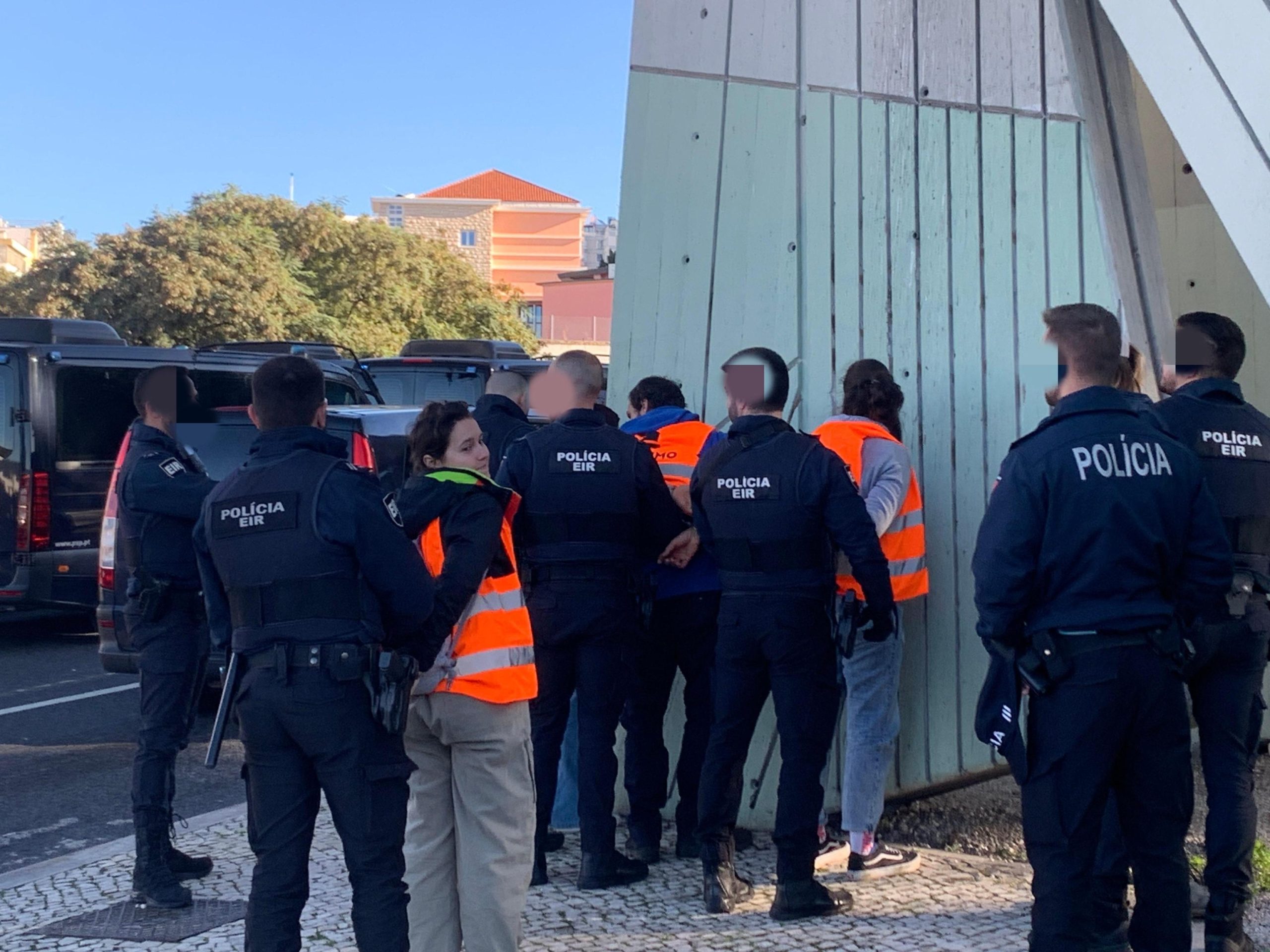 Polícia detém ativistas Climáximo que bloqueiam entrada em Lisboa desde as 9h00