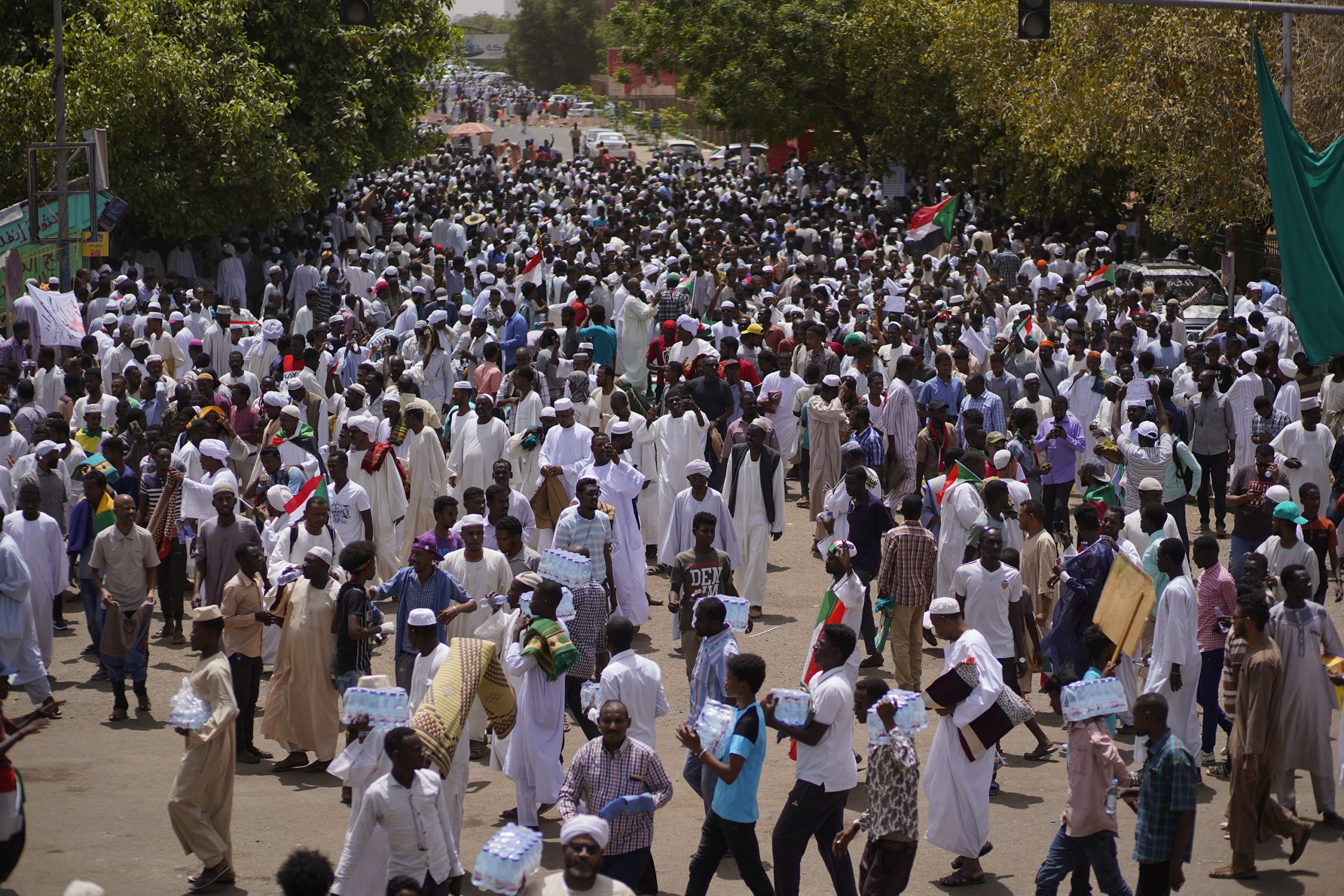 Manifestantes no Sudão rejeitam posição de militares e pedem extradição de al-Bashir