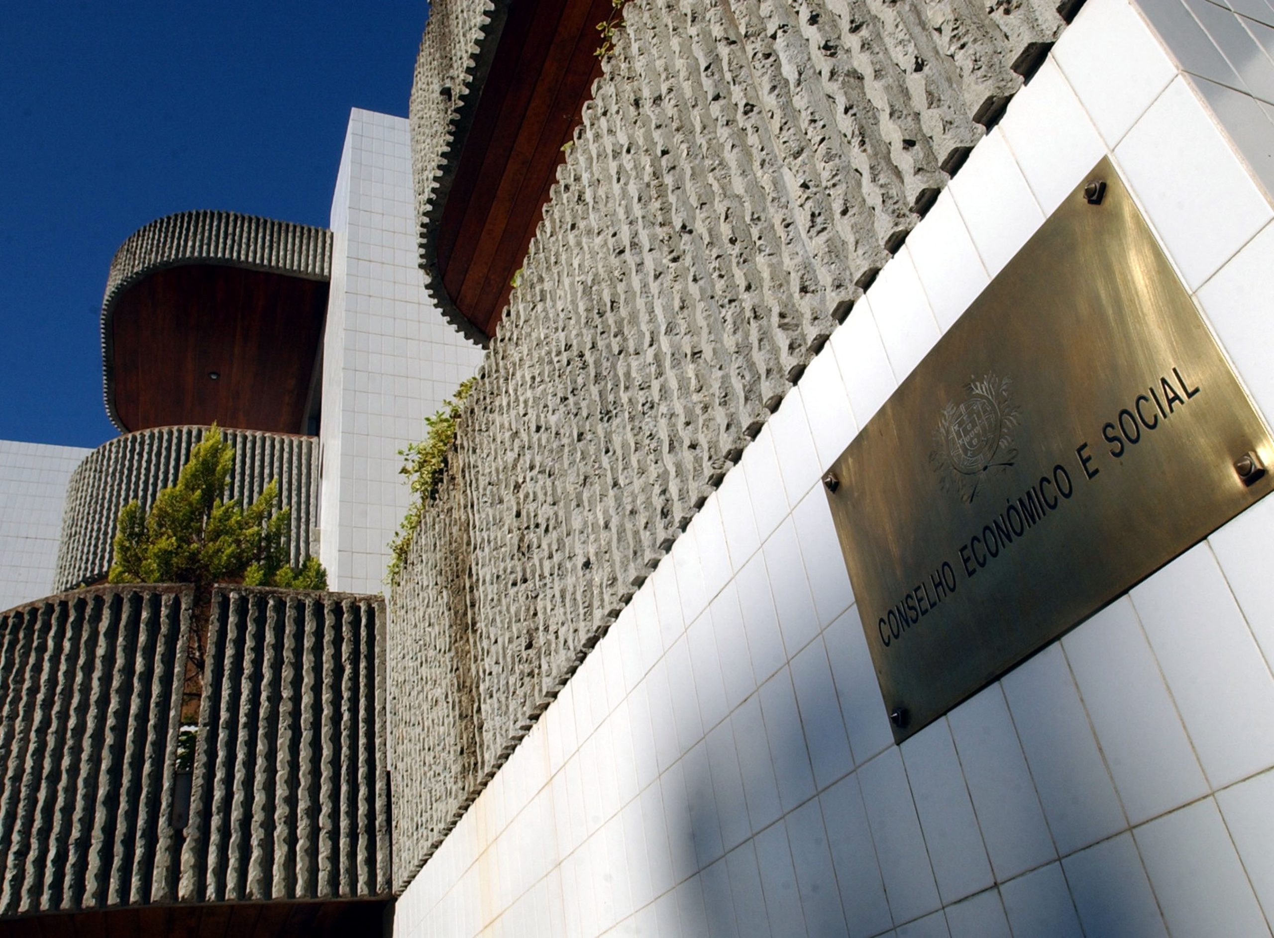 Concertação social discute hoje salário mínimo e compensação para empresas