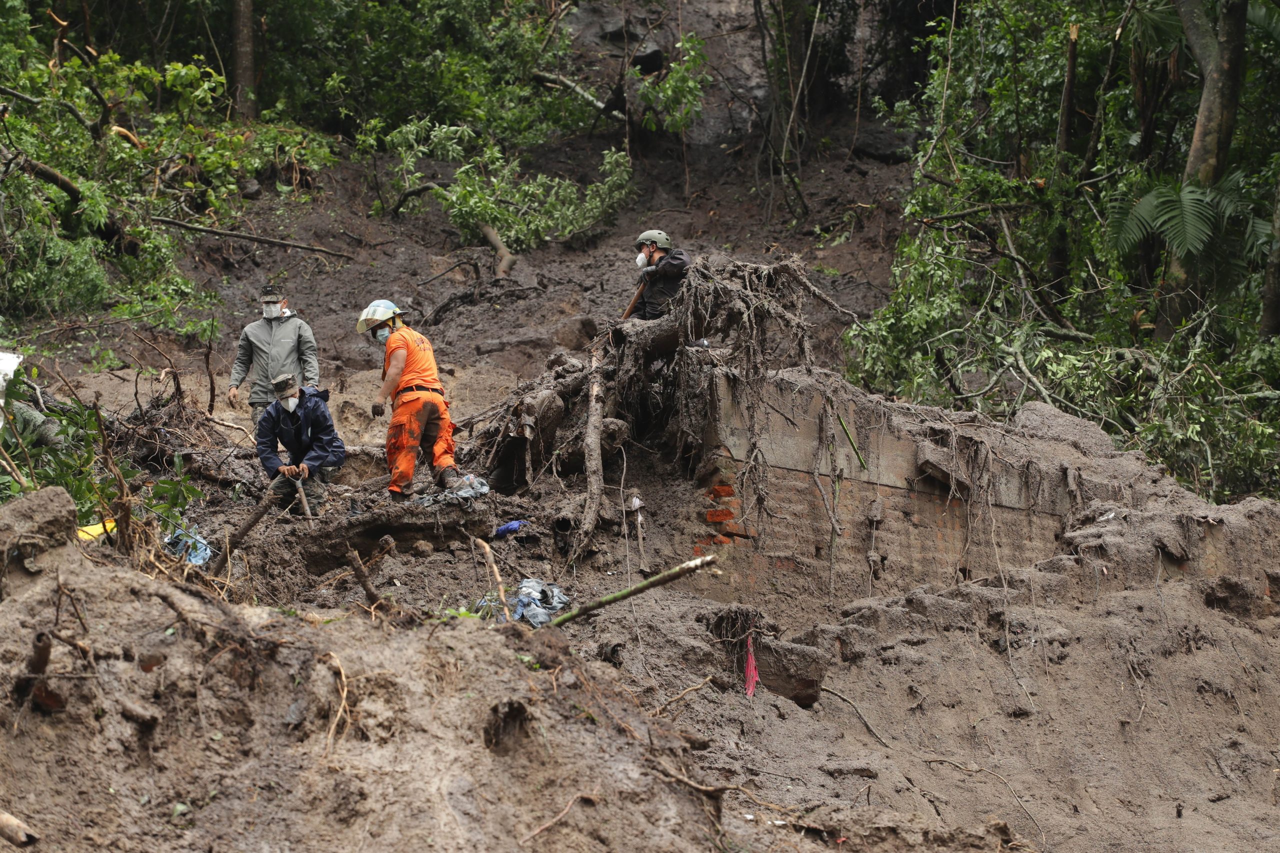 “As chuvas deverão continuar”. Tempestade tropical faz 27 mortos em El Salvador e mais de 11 mil desalojados
