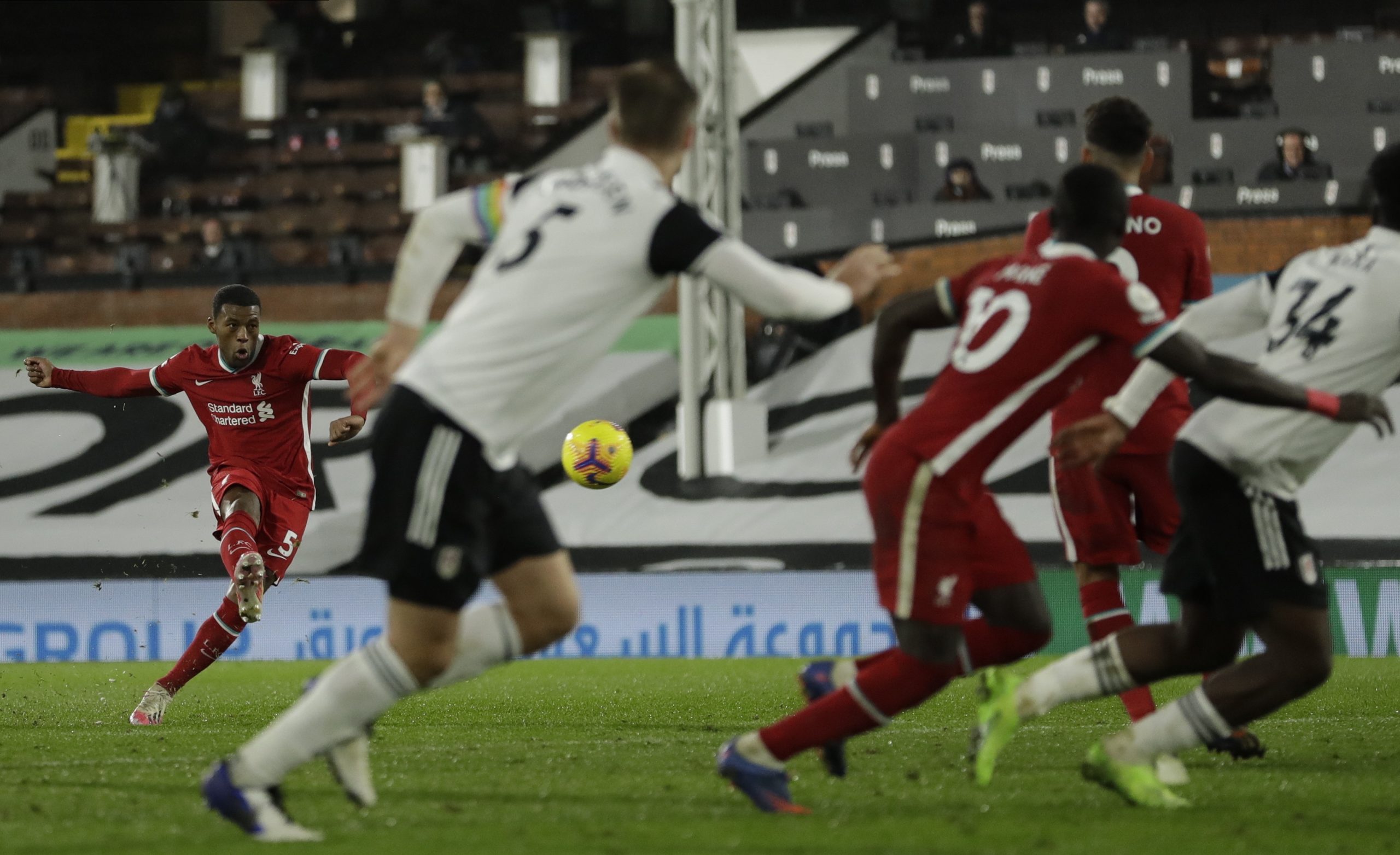 Liverpool empata com Fulham e mantém-se ‘colado’ ao Tottenham no topo
