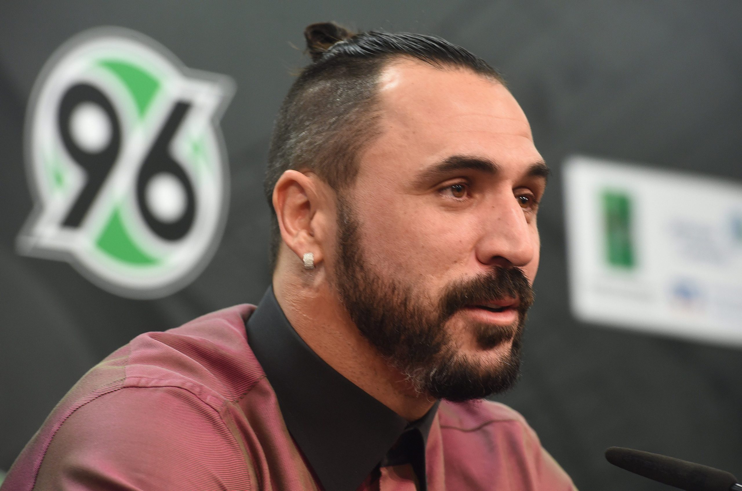 Hugo Almeida acaba a guarda-redes do AEK Atenas rumo à final da Taça da Grécia