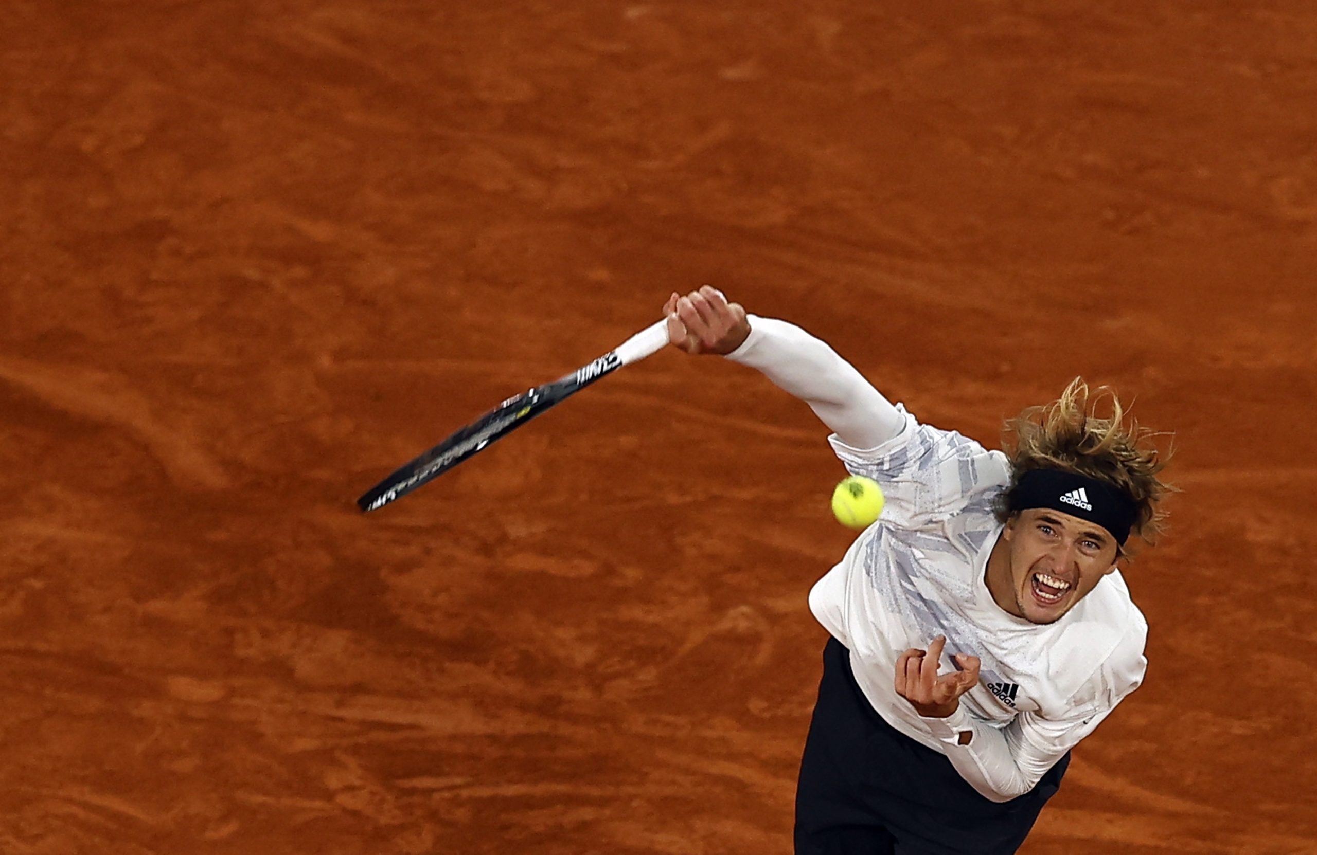 Alexander Zverev bate Dennis Novak e segue para a segunda ronda