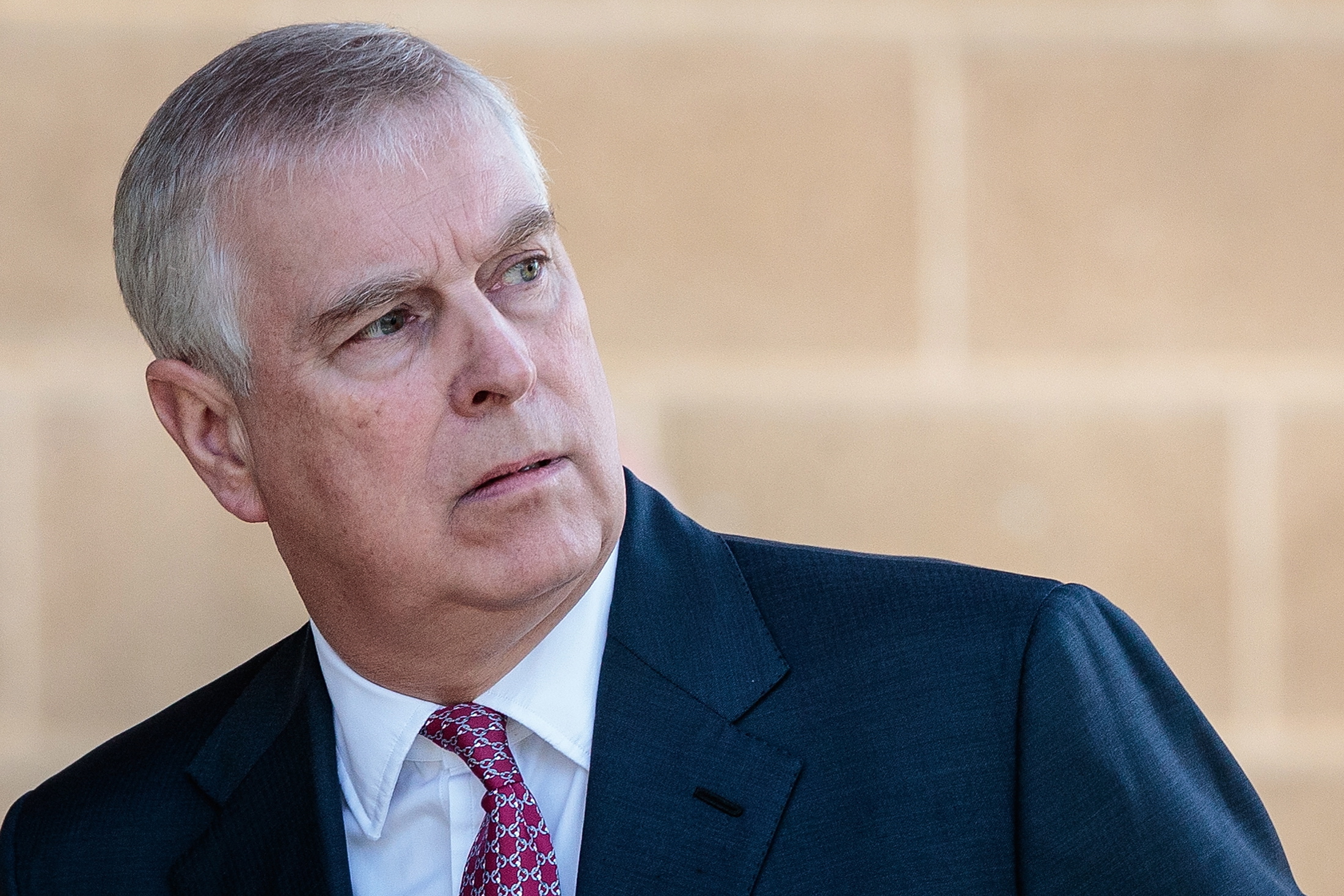 Ex-funcionários públicos acusam Andrew Mountbatten-Windsor de cobrar massagens aos contribuintes enquanto enviado comercial