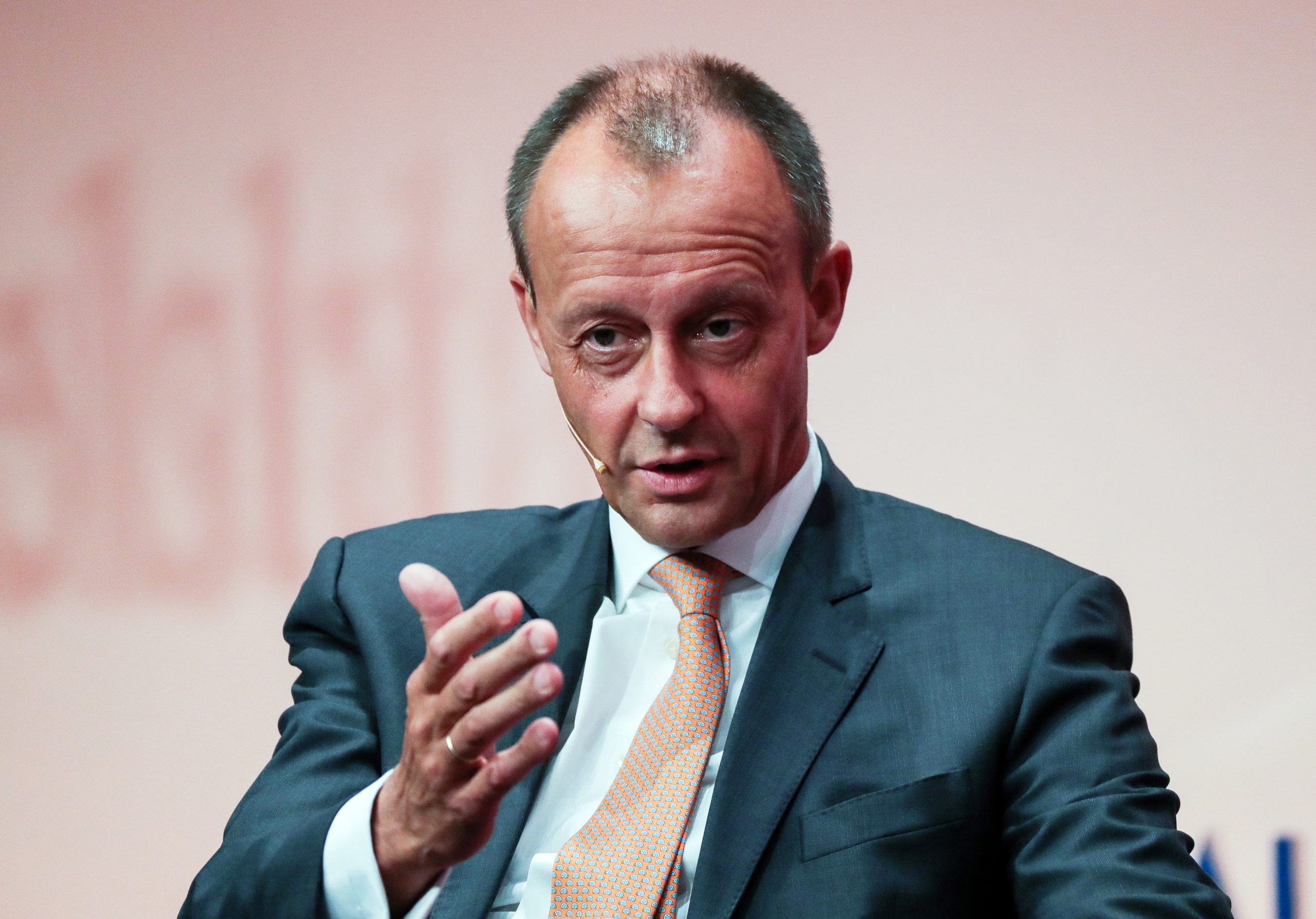 Alemanha. Antigo rival de Merkel formaliza candidatura à liderança da CDU