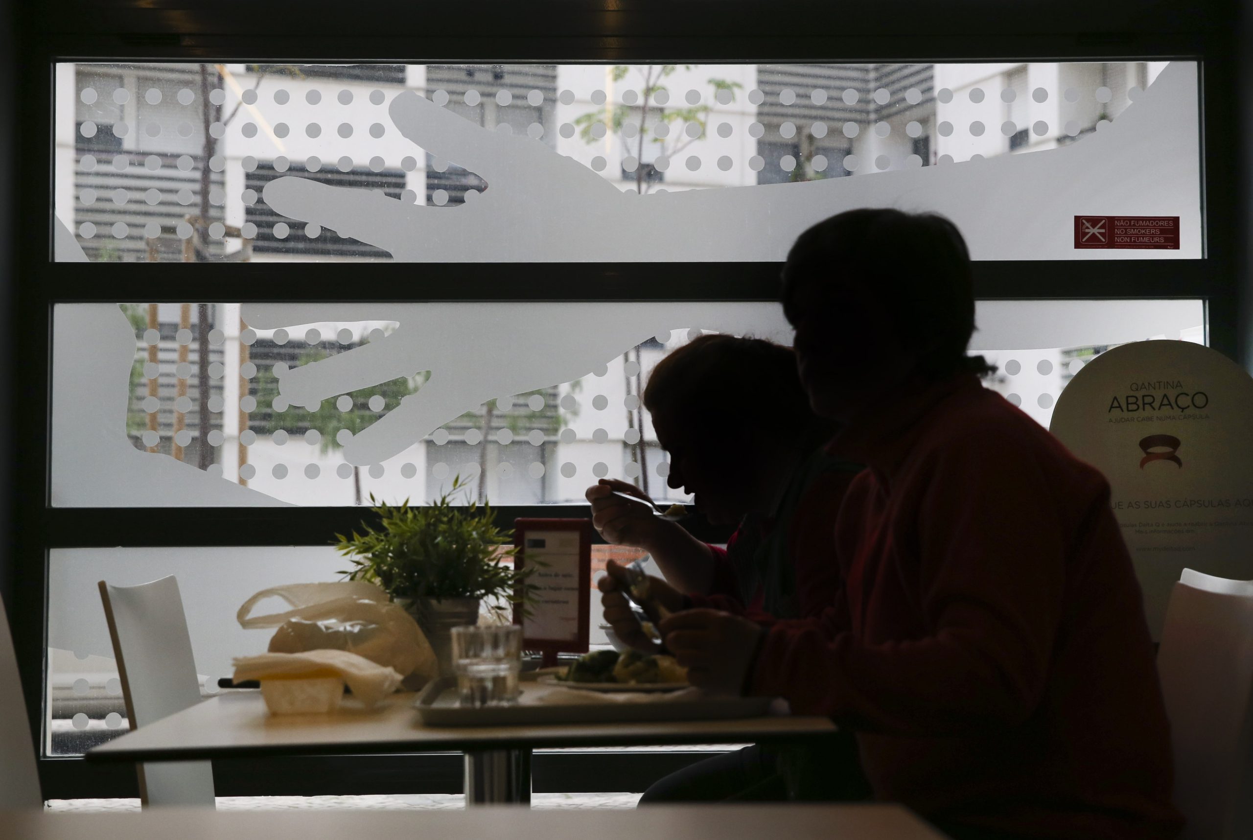 Modelo de cantinas sociais substituído por distribuição de cabazes alimentares