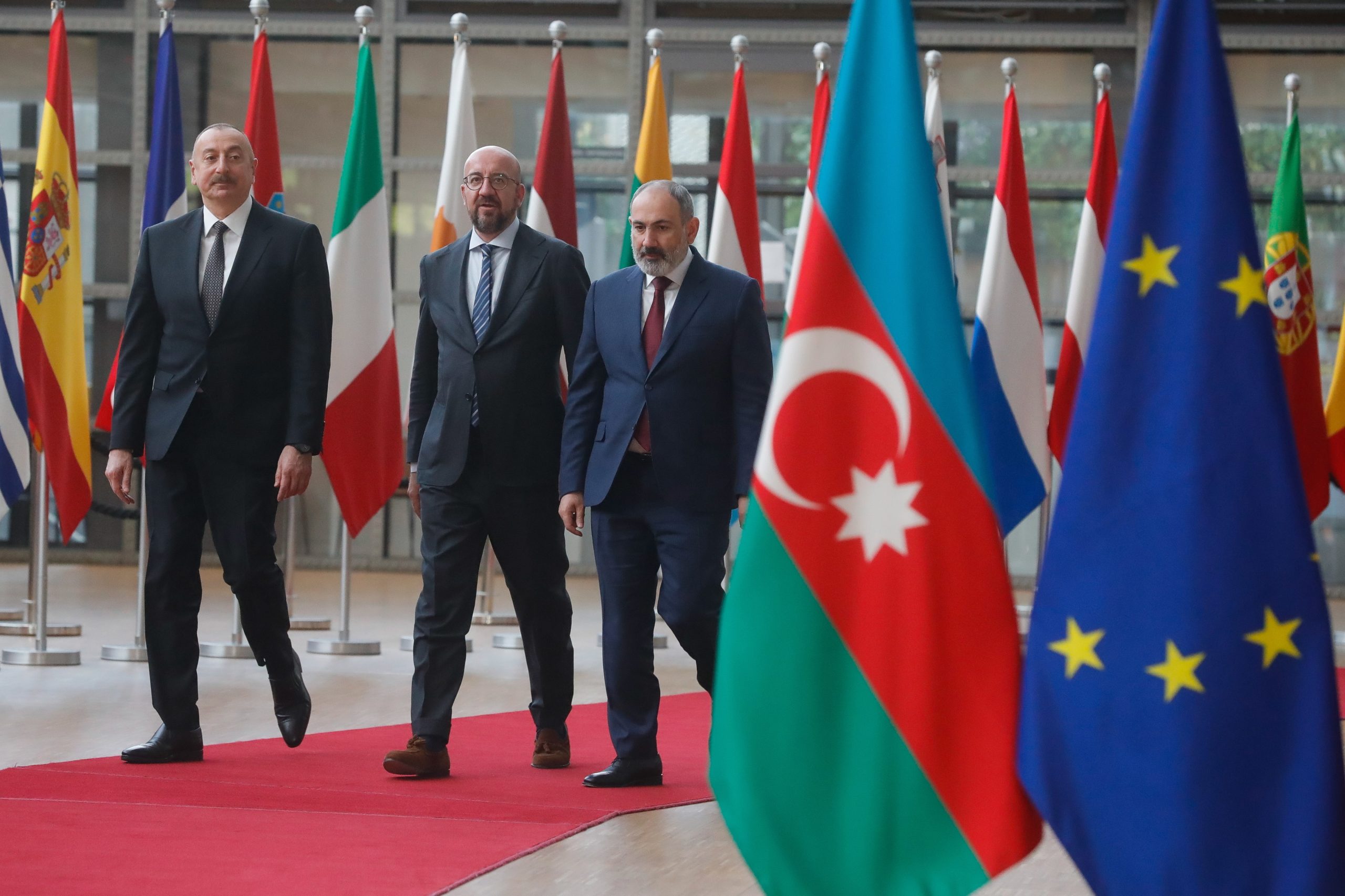 Arménia e Azerbaijão “concordaram em avançar nas discussões” para um acordo de paz