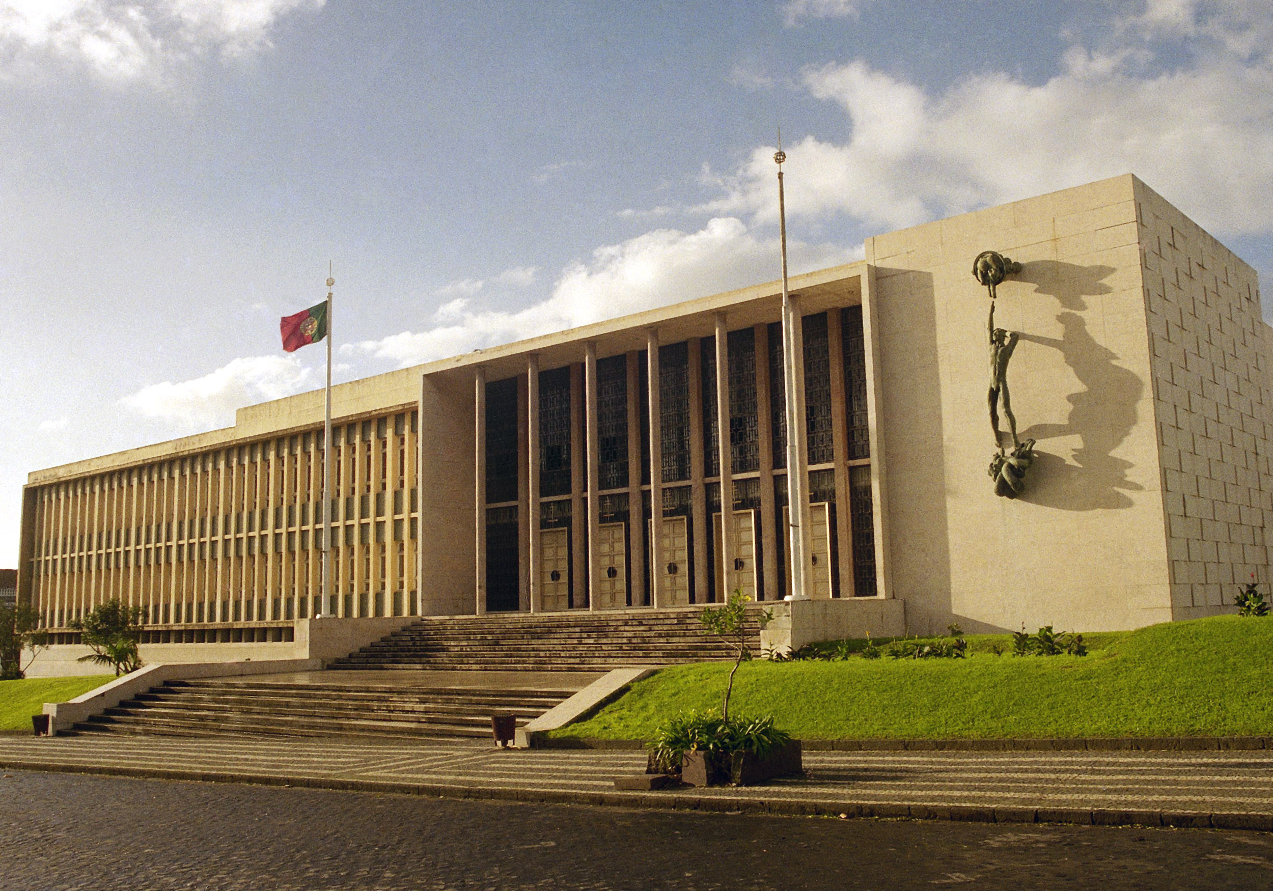 Homem condenado a 25 anos de prisão por 880 crimes de abuso sexual nos Açores