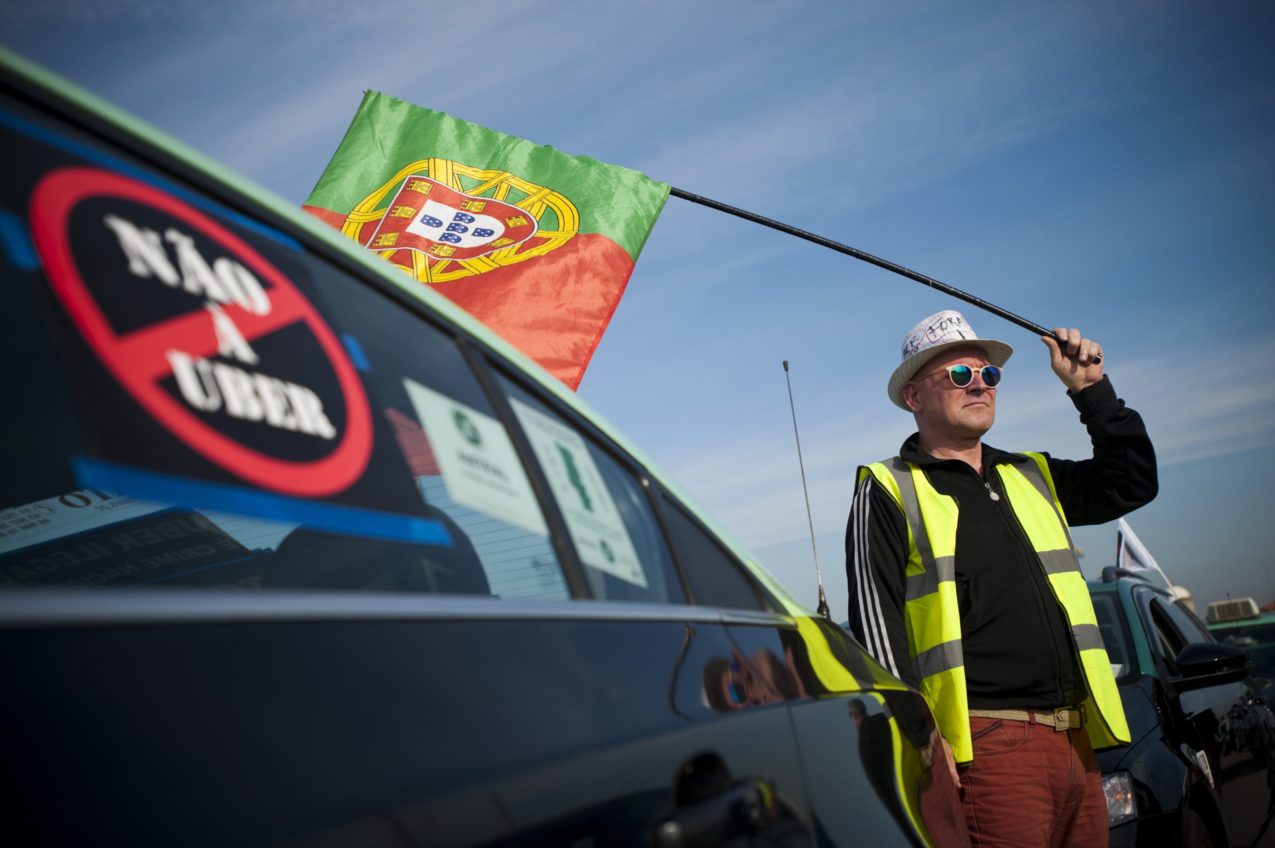 Táxis: Dezenas de taxistas concentrados desde as 07:00 no Parque das Nações