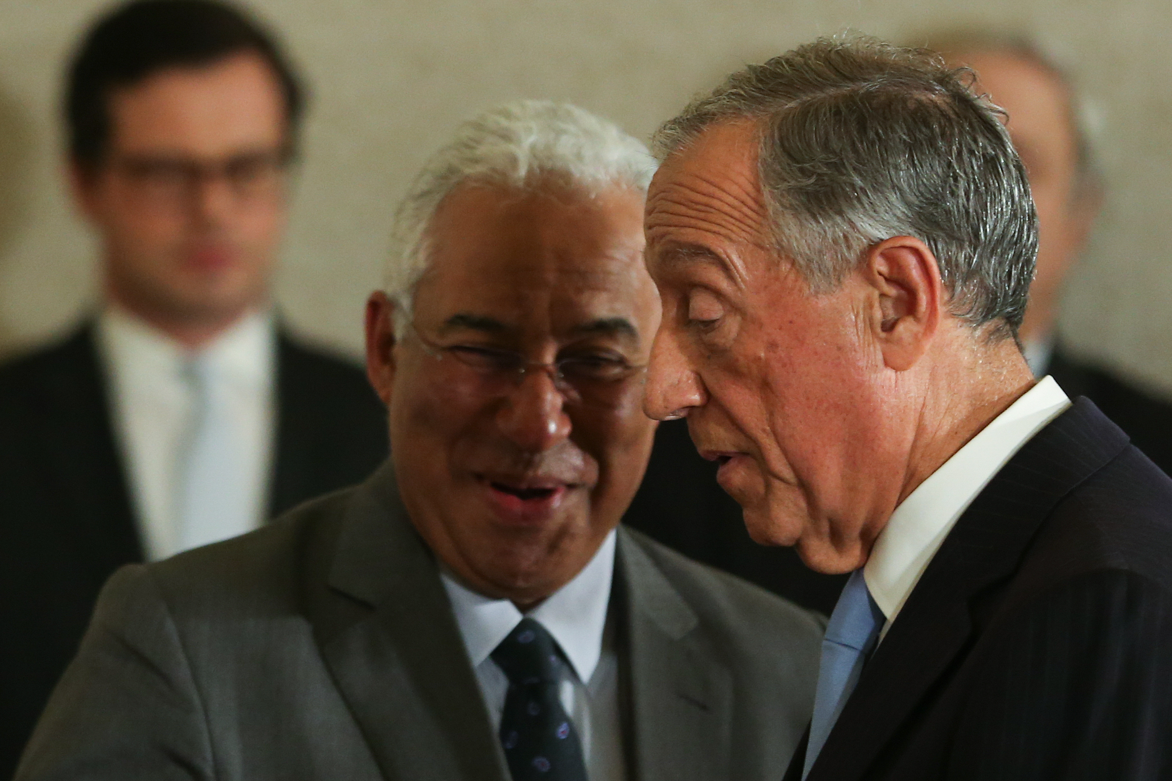 Providence, 10 de junho: Marcelo e Costa juntos, com tochas na mão, em barcos a remos