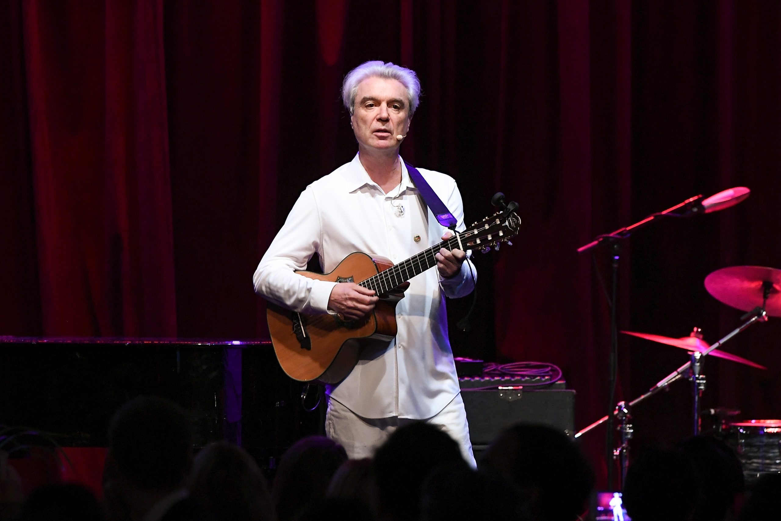 “É ridículo”. David Byrne pede desculpa aos fãs por não ter colaborado com mulheres no seu novo álbum