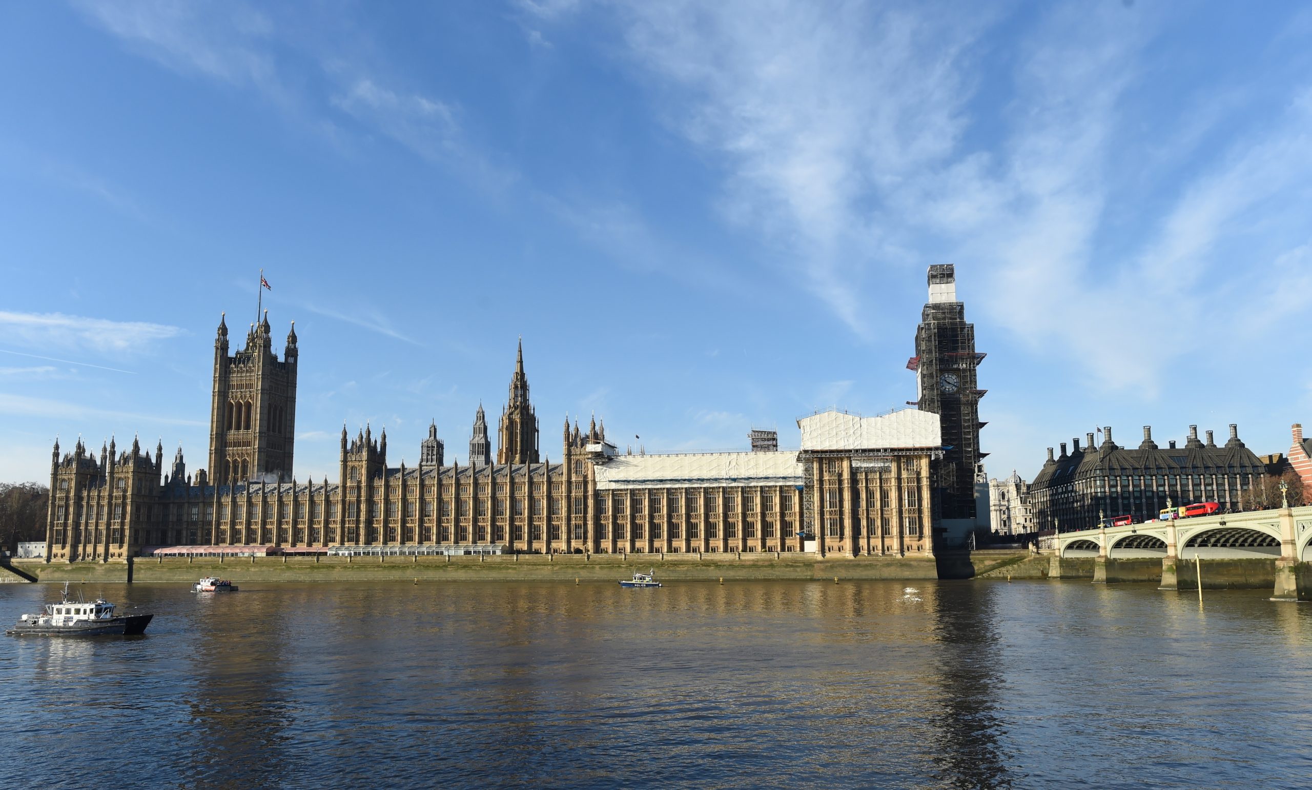 5 de novembro. Em 1605, um grupo de conspiradores tentou fazer explodir o Parlamento inglês