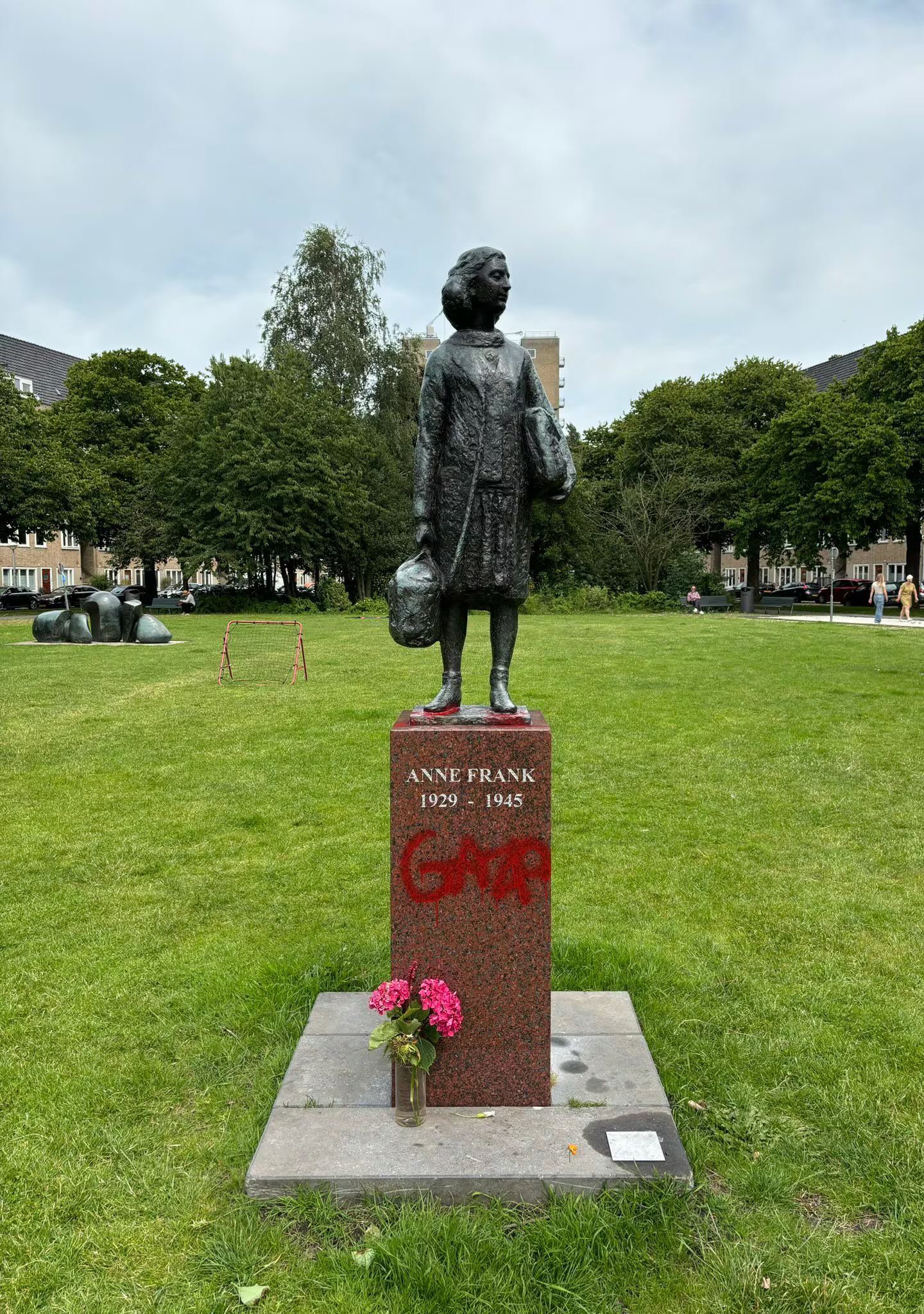 Estátua de Anne Frank vandalizada em Amesterdão