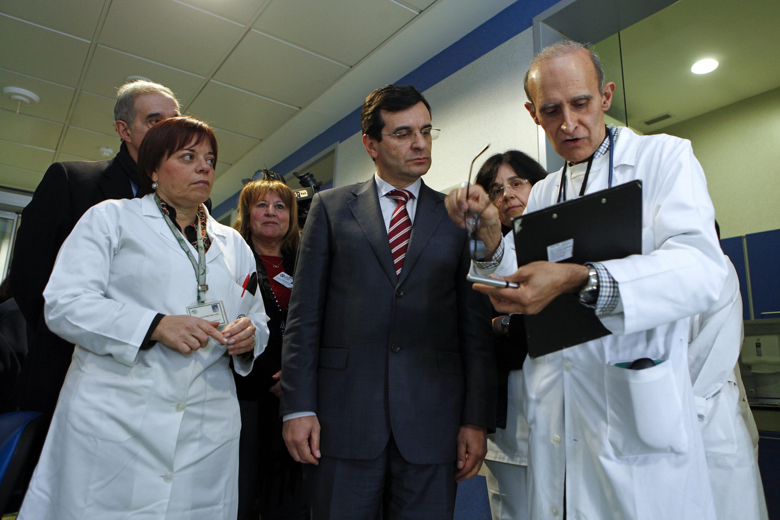 Ministro da Saúde considera normais sete mortes de doentes com gripe