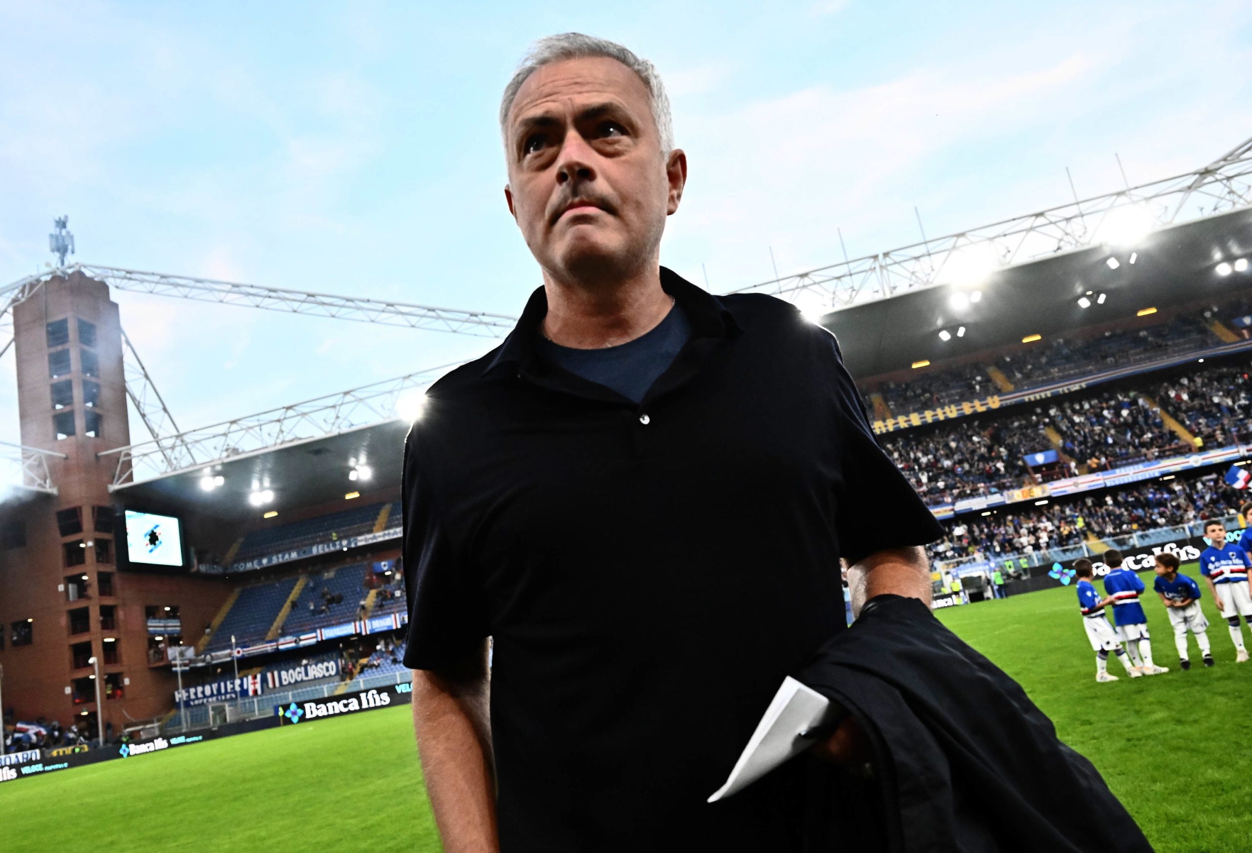 Roma, de Mourinho, bate lanterna-vermelha e sobe ao quarto lugar em Itália