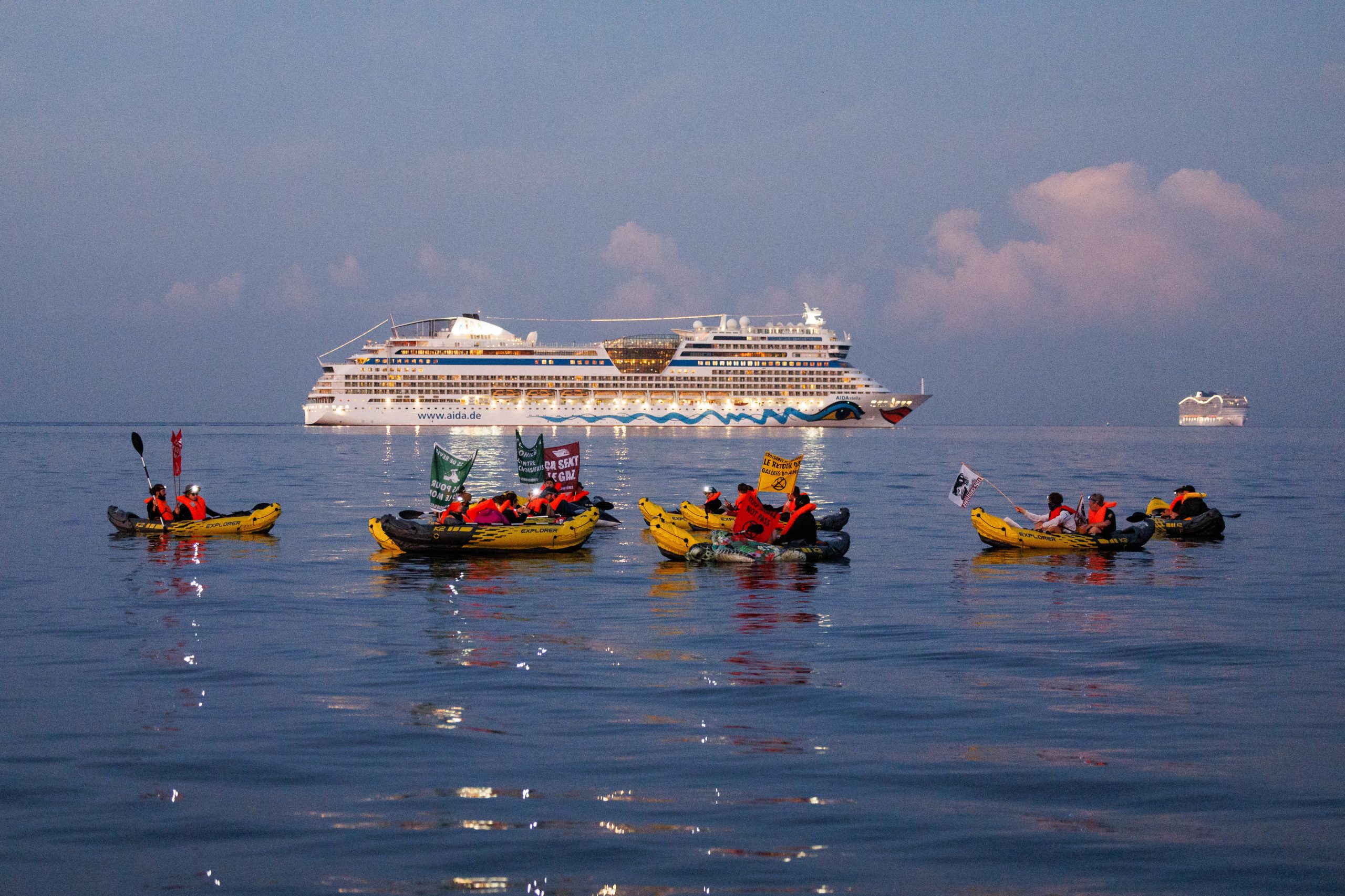 Pai e filha resgatados após caírem ao mar em cruzeiro da Disney