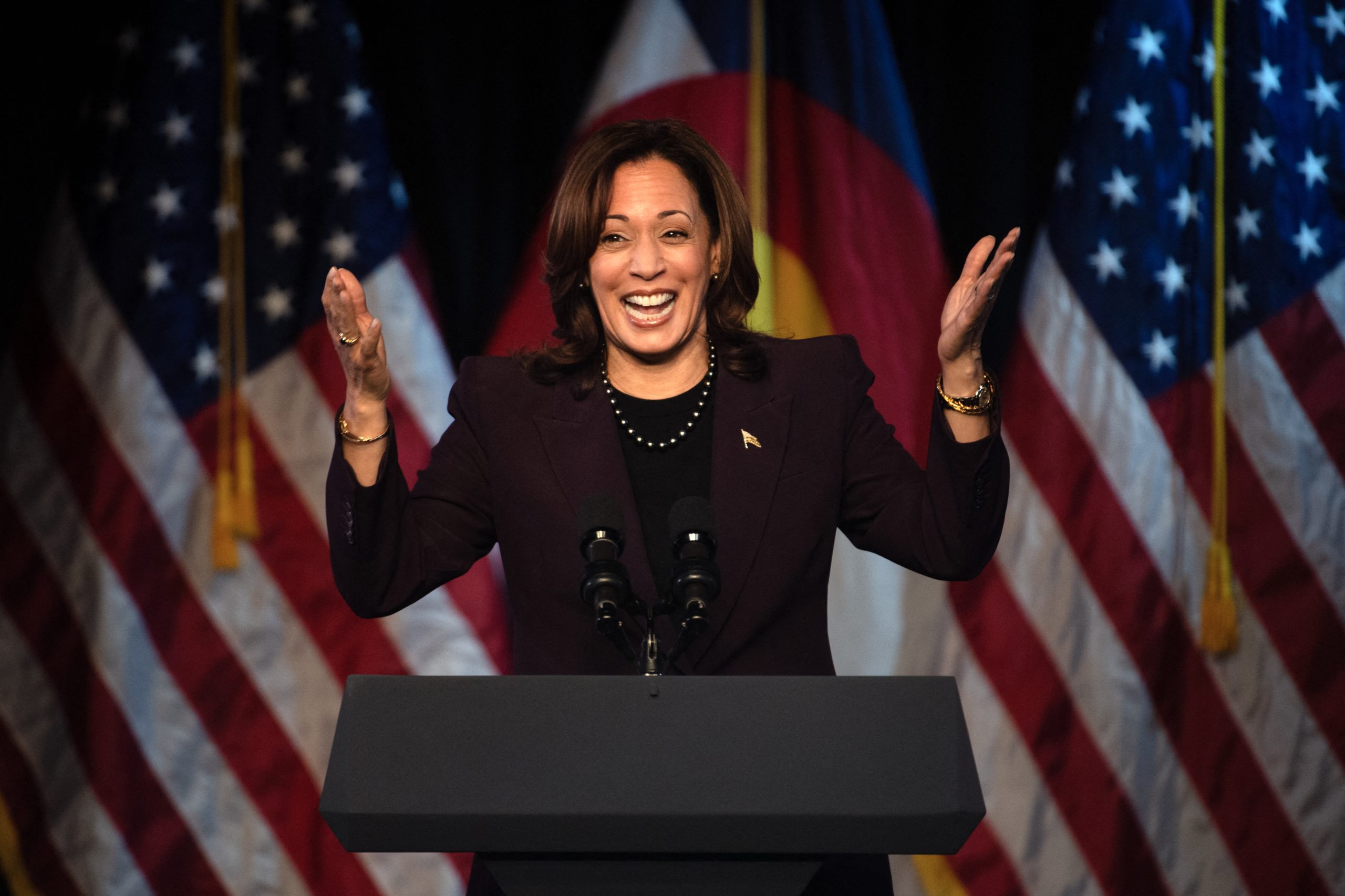 Kamala Harris exercita equilibrismo político enquanto Biden segue cambaleante