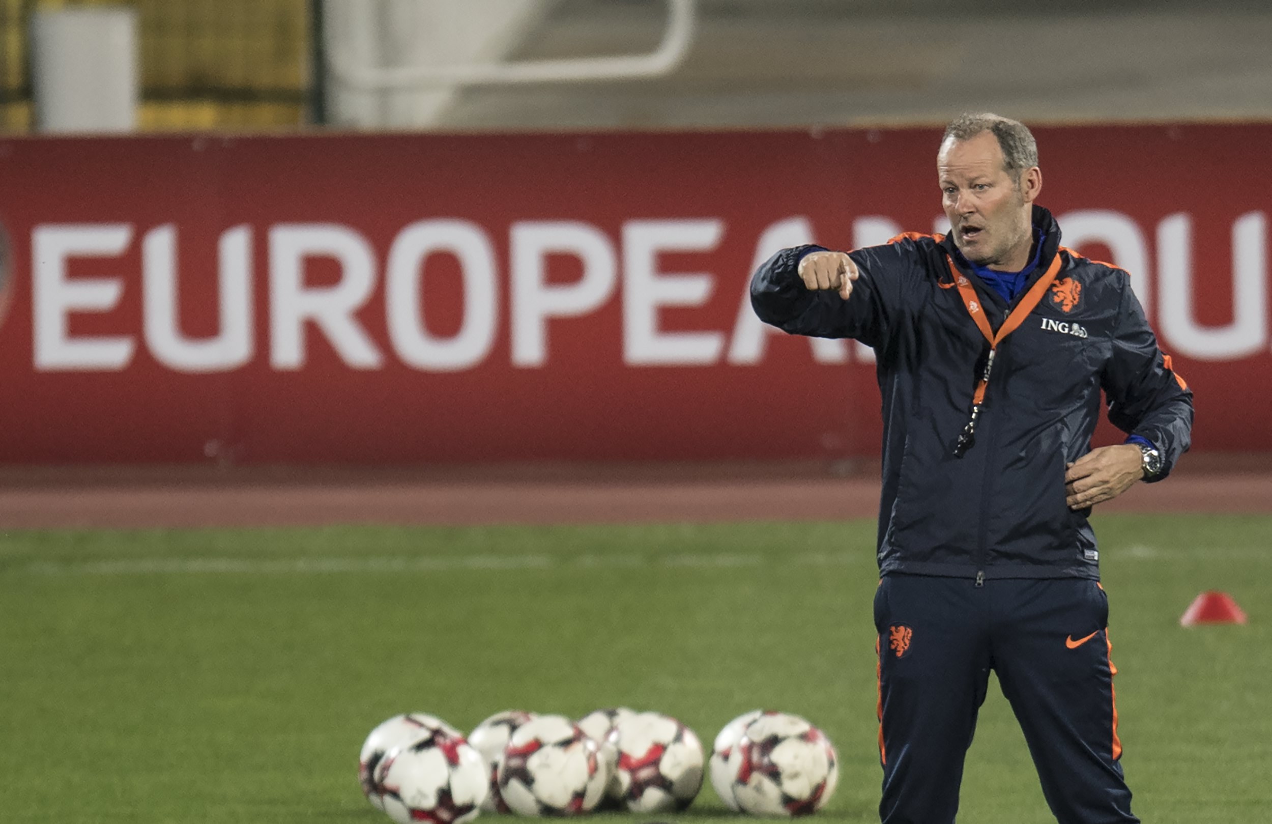 Danny Blind demitido do cargo de selecionador da Holanda