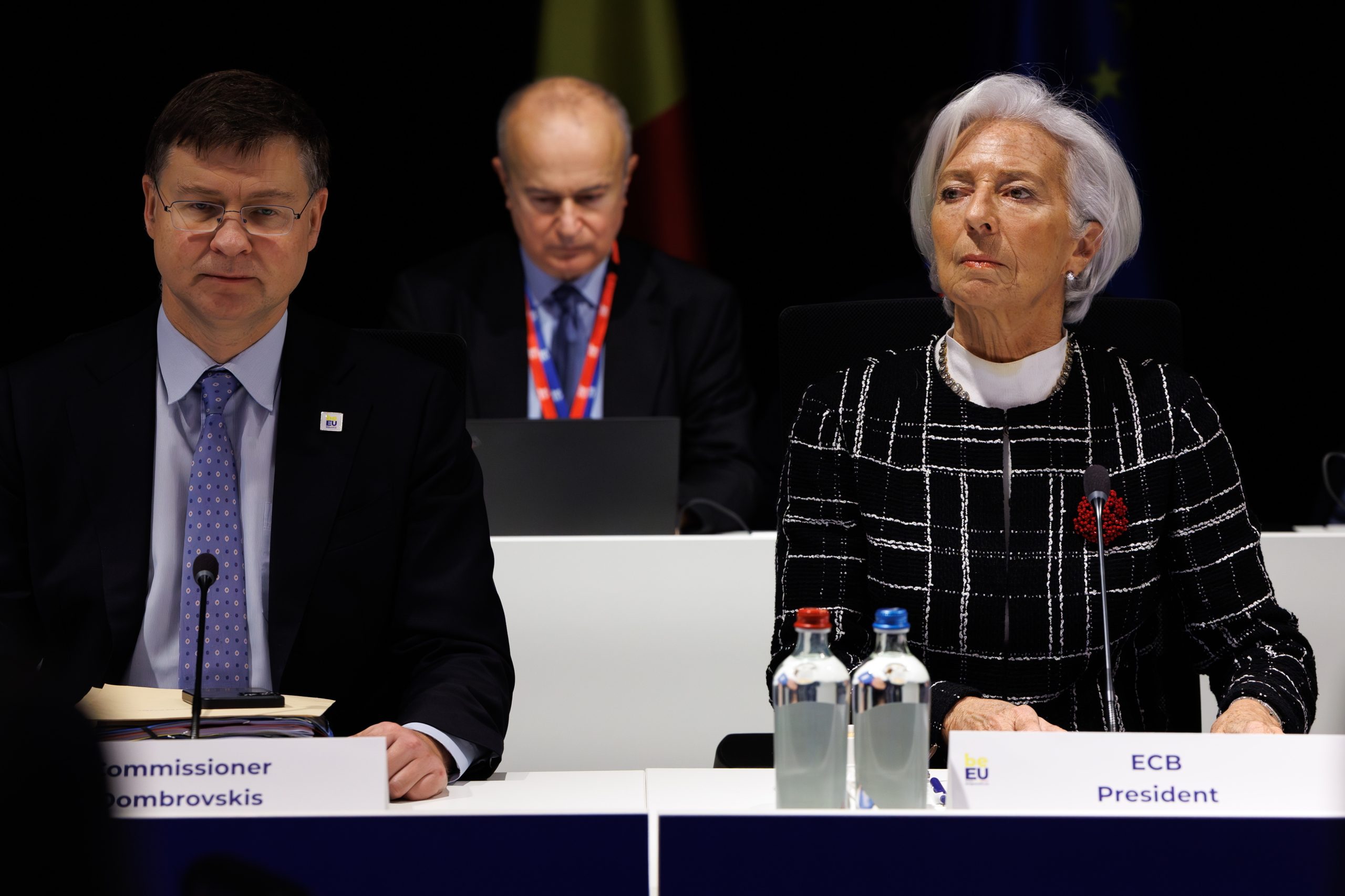 Lagarde diz que BCE tem de estar “mais confiante” sobre inflação para baixar juros