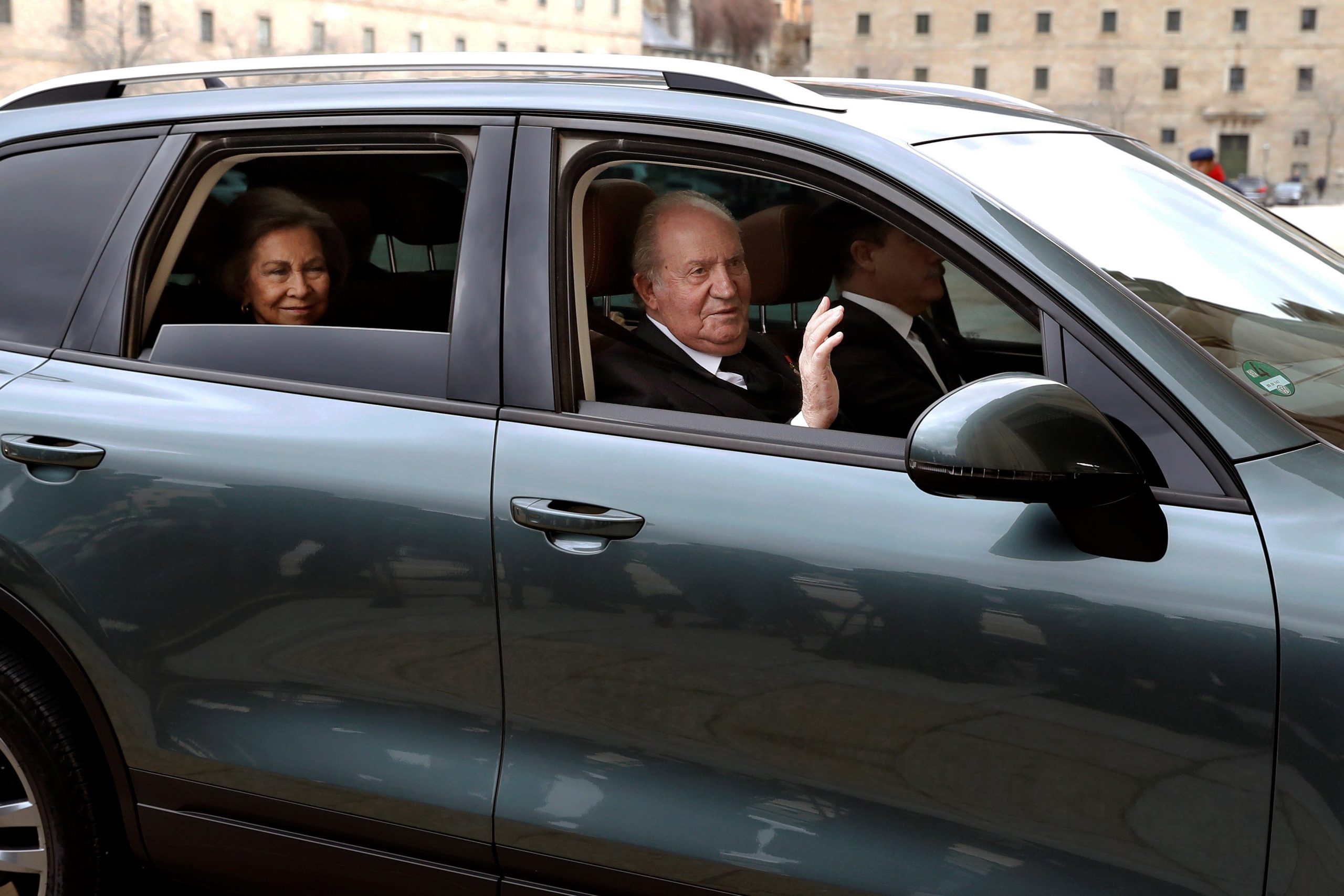 Espanha: Rei Juan Carlos operado hoje ao joelho em Madrid