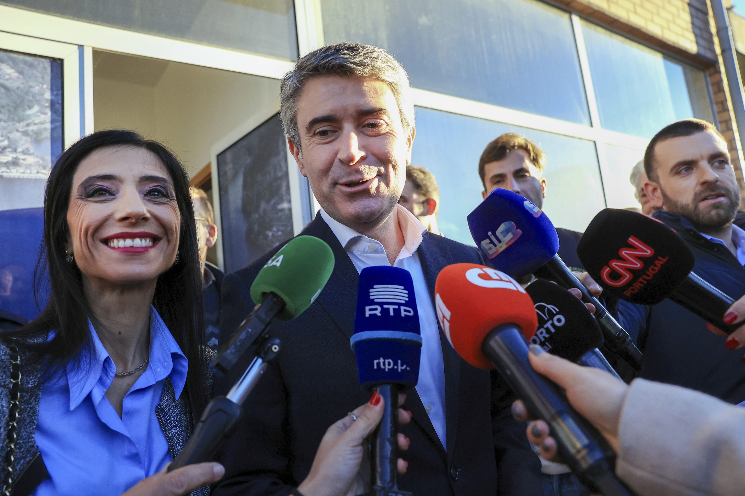 Carneiro vota e critica divulgação de resultados parciais