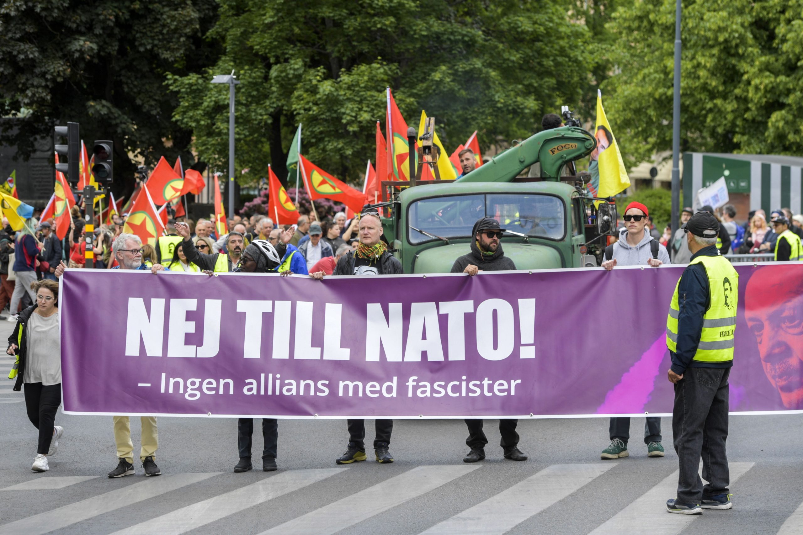 Centenas de pessoas manifestam-se contra NATO em apoio a curdos na Suécia
