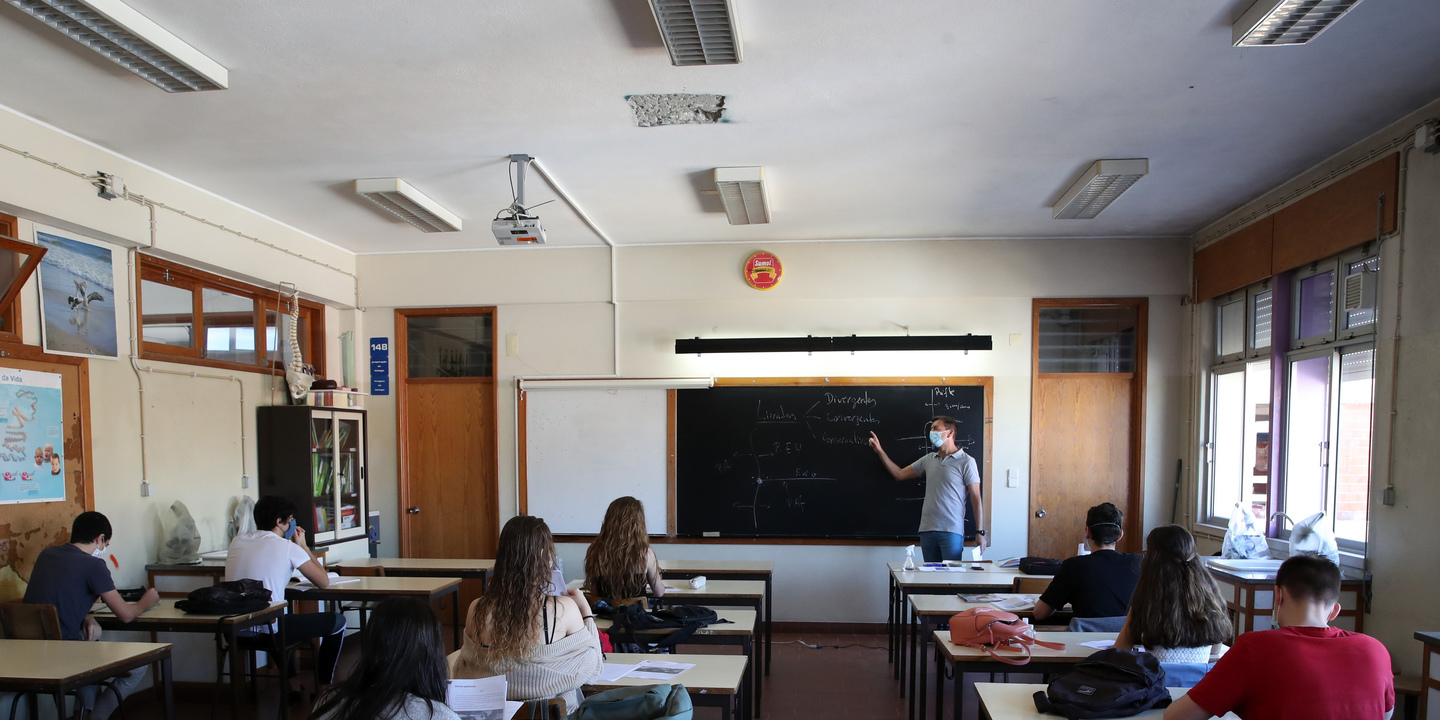 Alunos do ensino superior reunidos para discutir abandono escolar e ação social