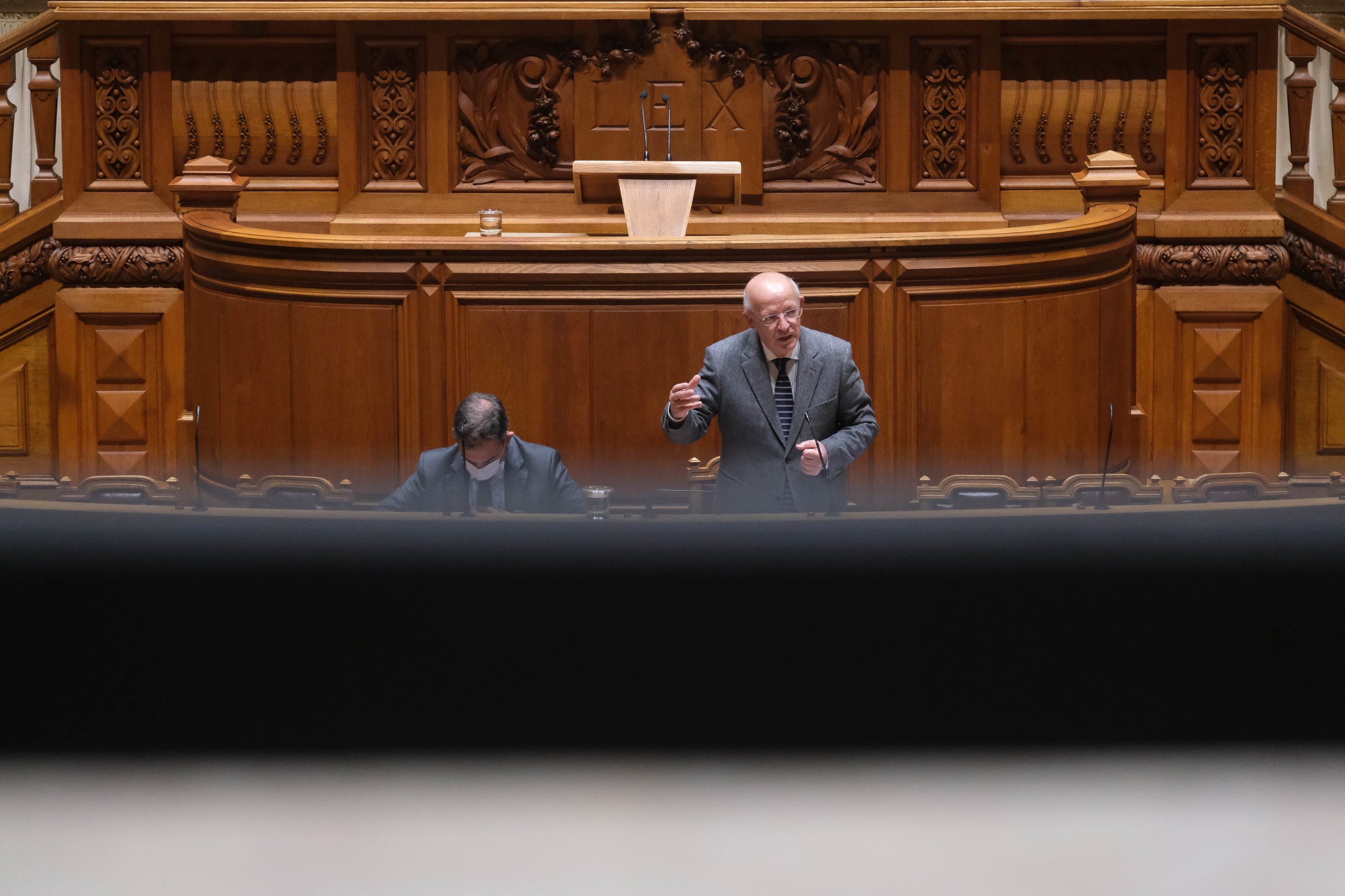 Santos Silva confirma que sanções a Putin estão sobre a mesa em Bruxelas