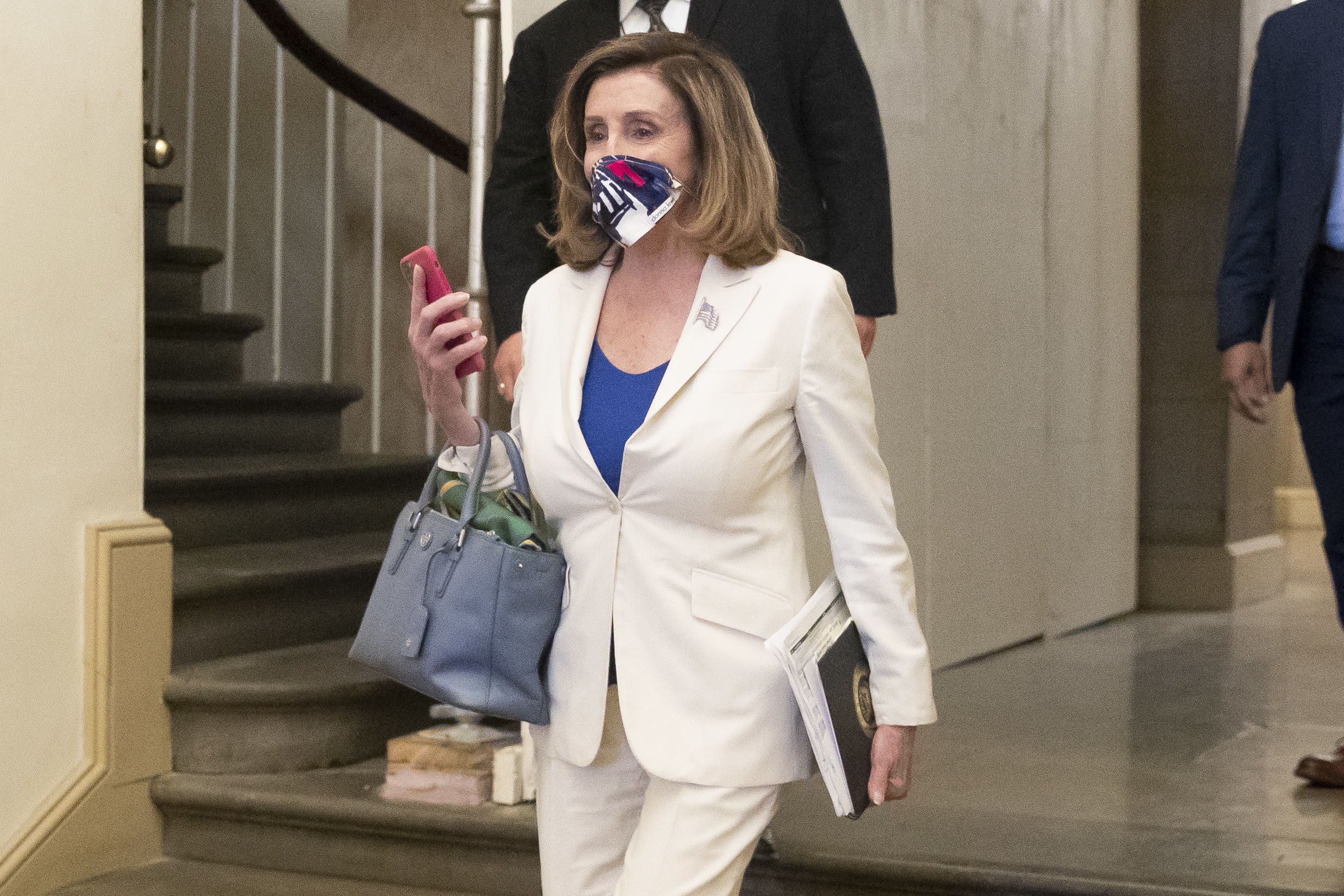 Democrata Pelosi acusa Trump de colocar interesses pessoais à frente do país