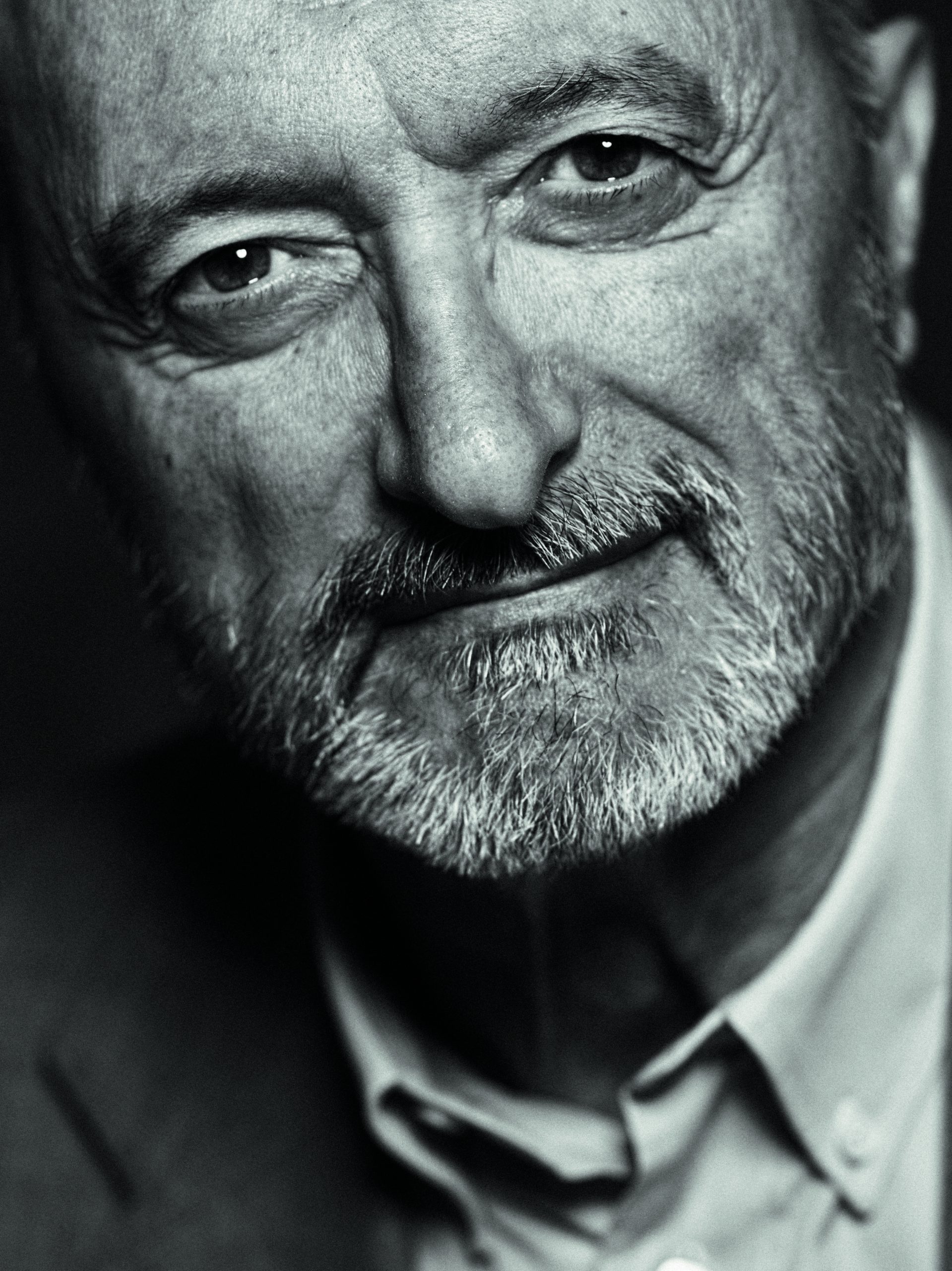 Arturo Pérez-Reverte: “Perdemos a inocência que nos permitia sair à rua com vontade de mudar o mundo. Agora, se saímos à rua, é para nos vingarmos dele”