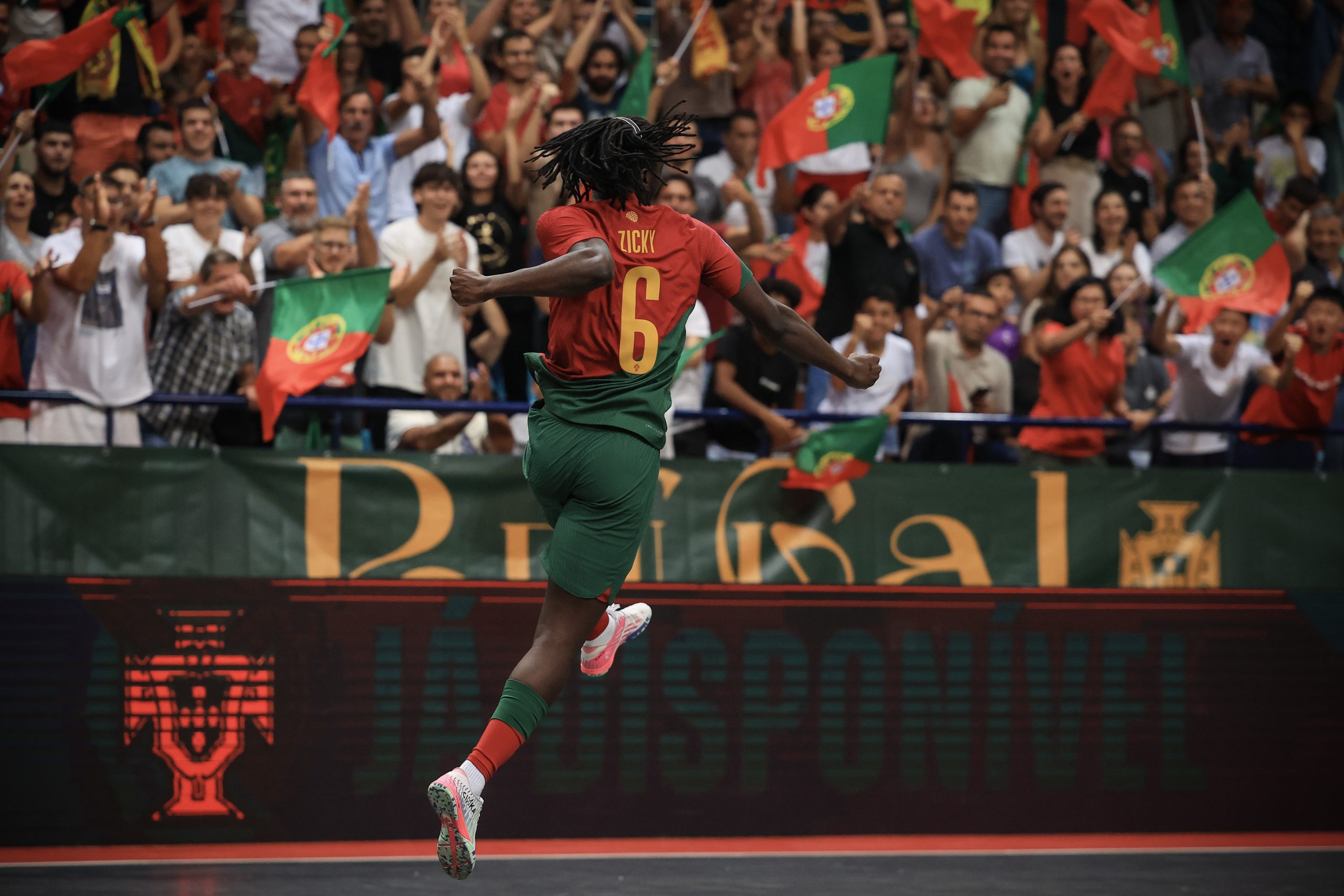Portugal goleia Arménia e aproxima-se do Mundial2024 de futsal