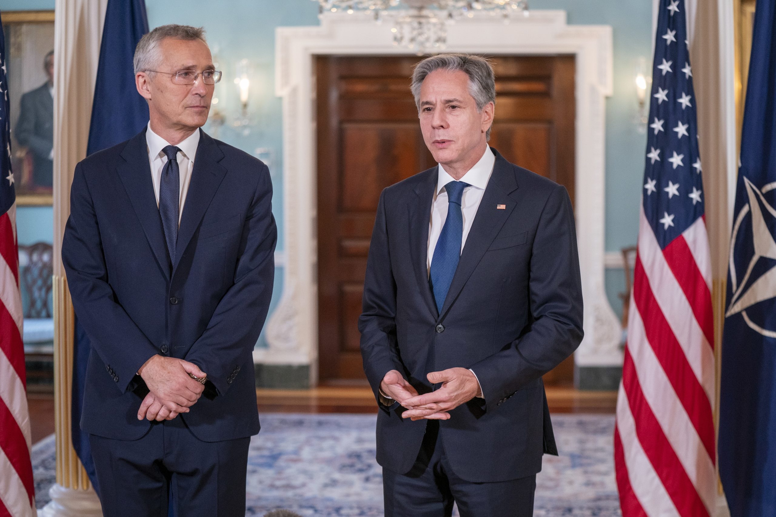 Chefe da diplomacia dos EUA viaja até Pequim e Londres à procura de “manter linhas abertas de comunicação”