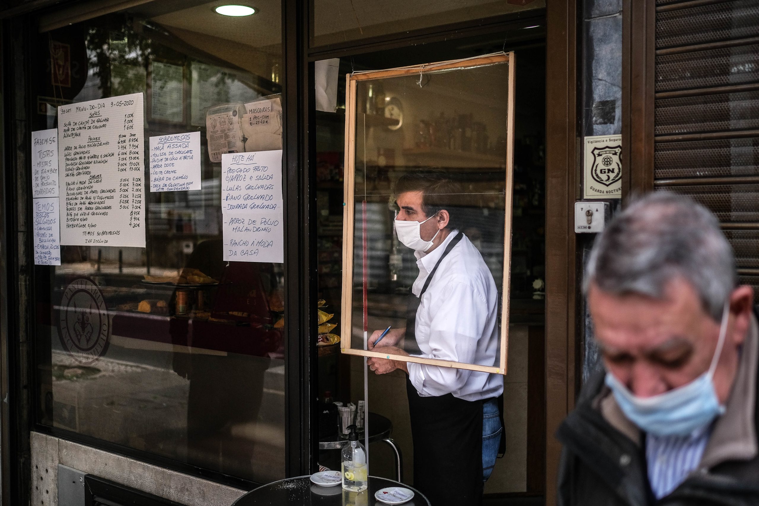 Covid-19: ‘Take-away’ aos fins de semana e feriados após as 13:00 nos concelhos de maior risco