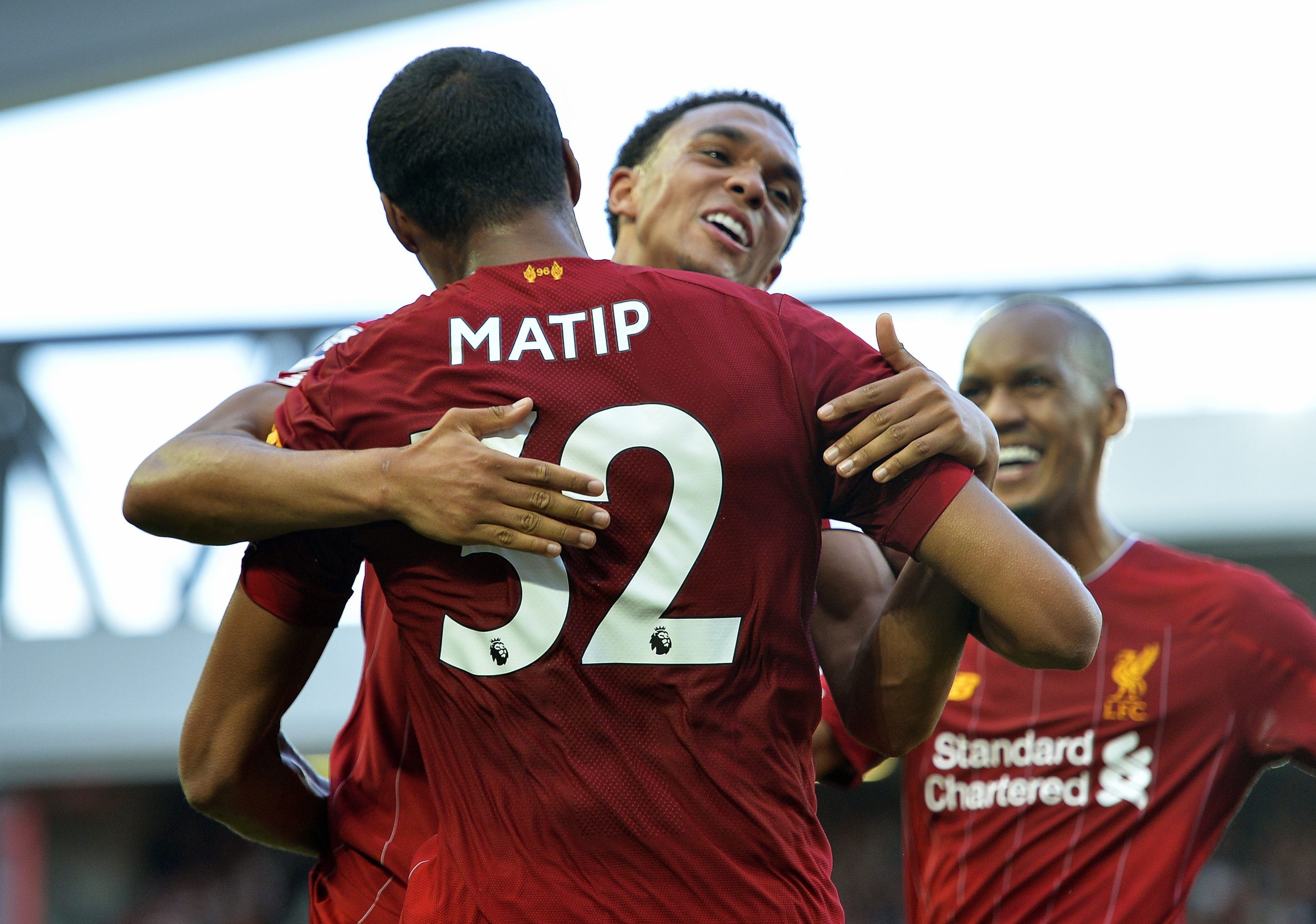 Liverpool soma terceiro triunfo consecutivo e lidera isolado Liga inglesa