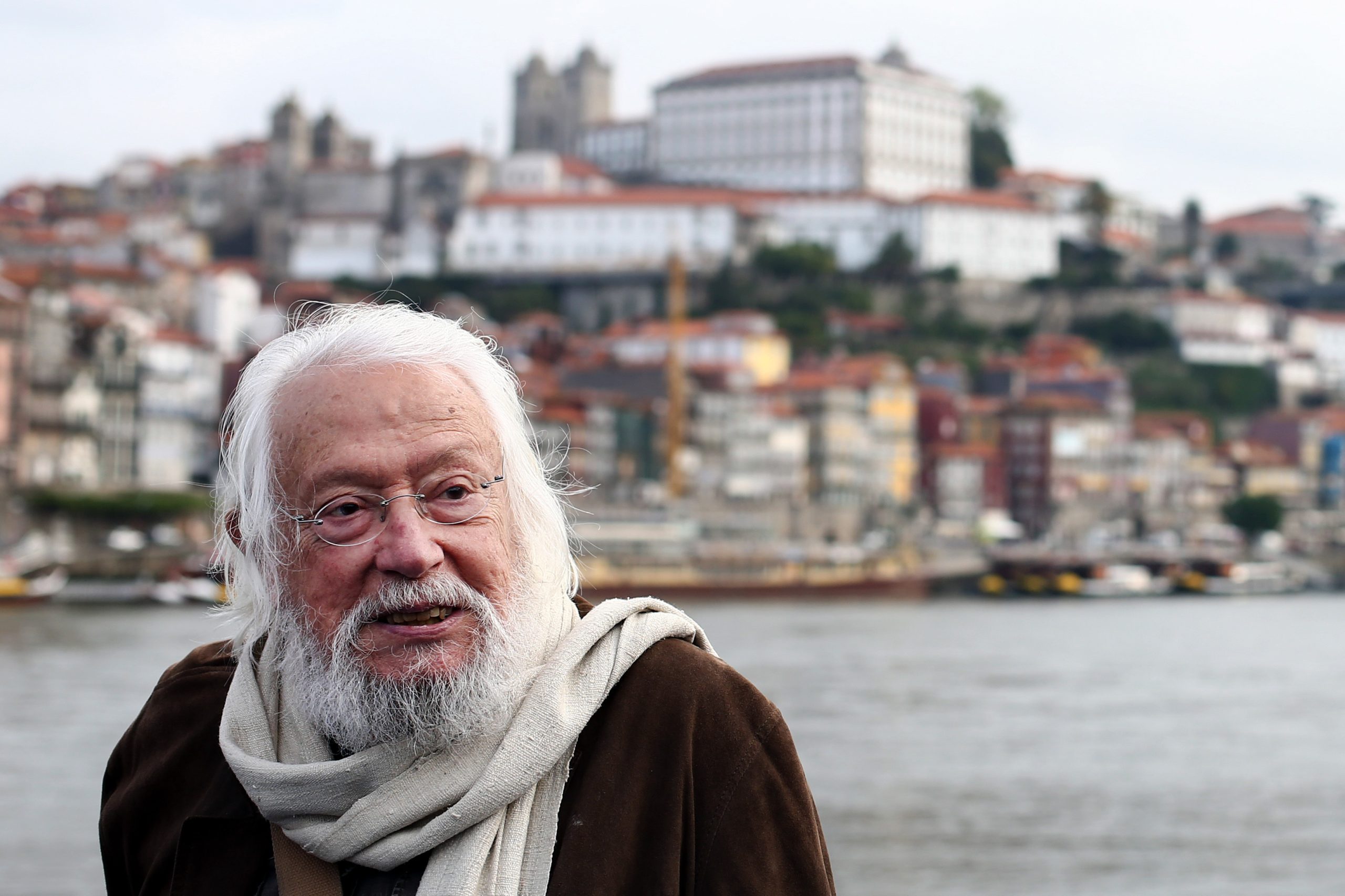 Livro reúne poesia inédita dos últimos anos da vida do pintor Júlio Pomar