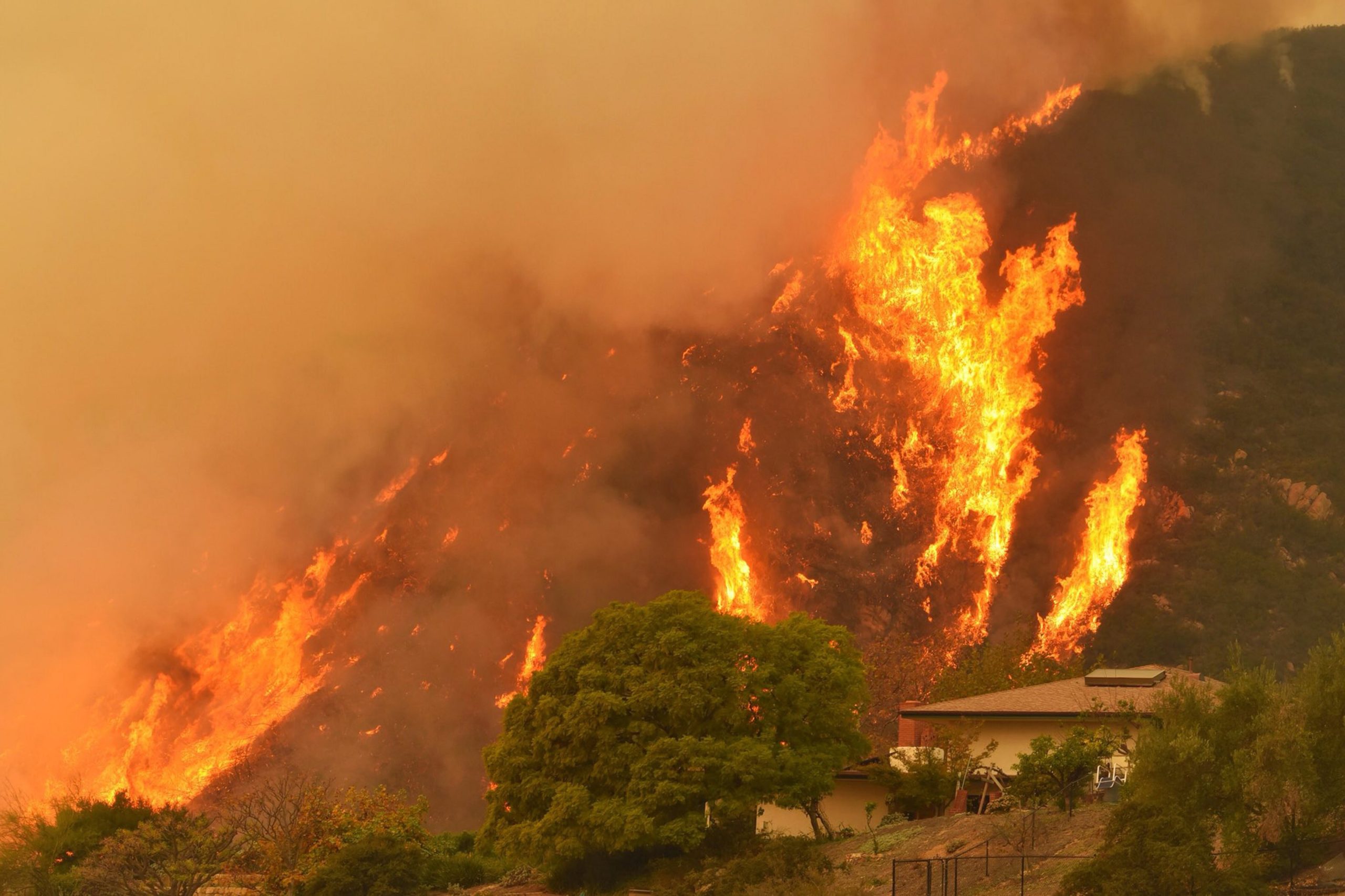 Incêndios obrigam a evacuação de grande zona residencial na Califórnia